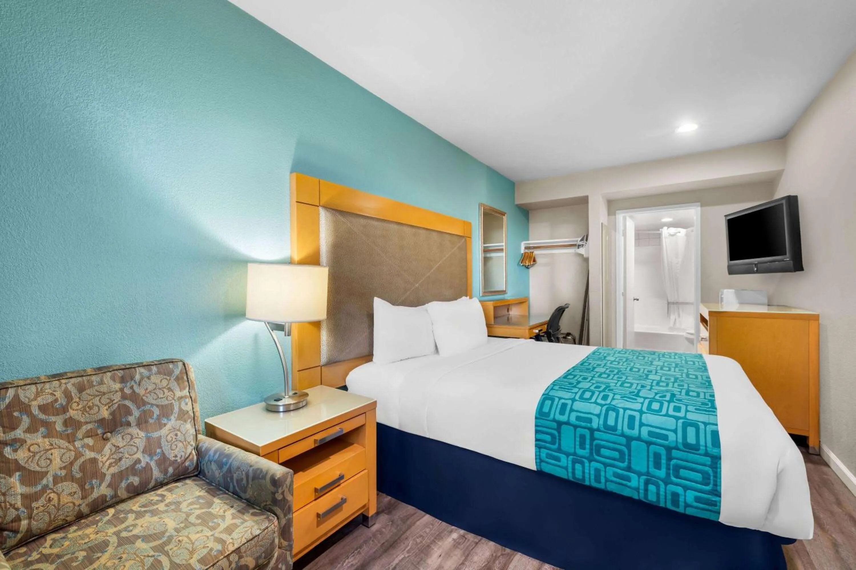 Bed in Howard Johnson by Wyndham Santa Cruz