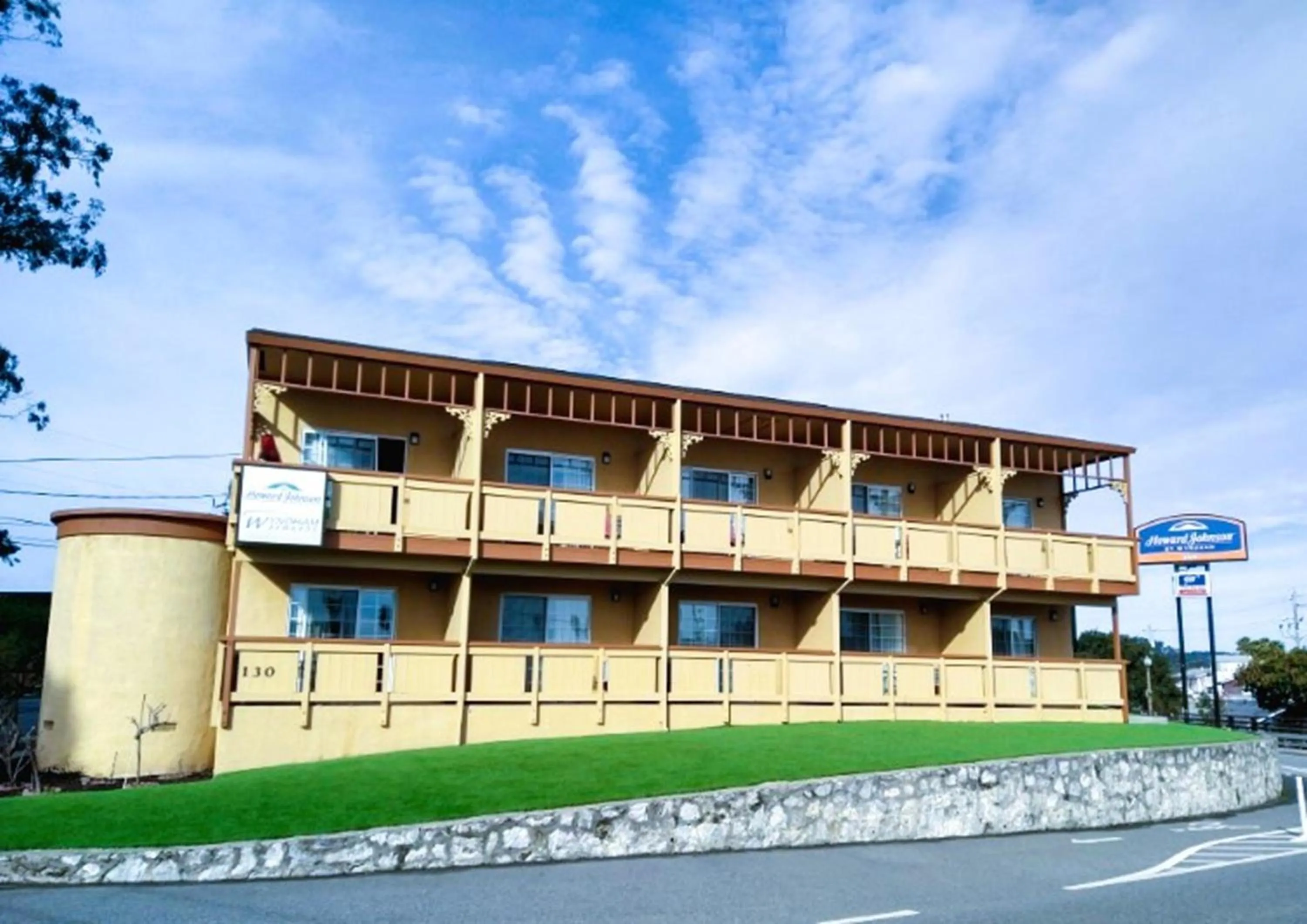 Property building in Howard Johnson by Wyndham Santa Cruz