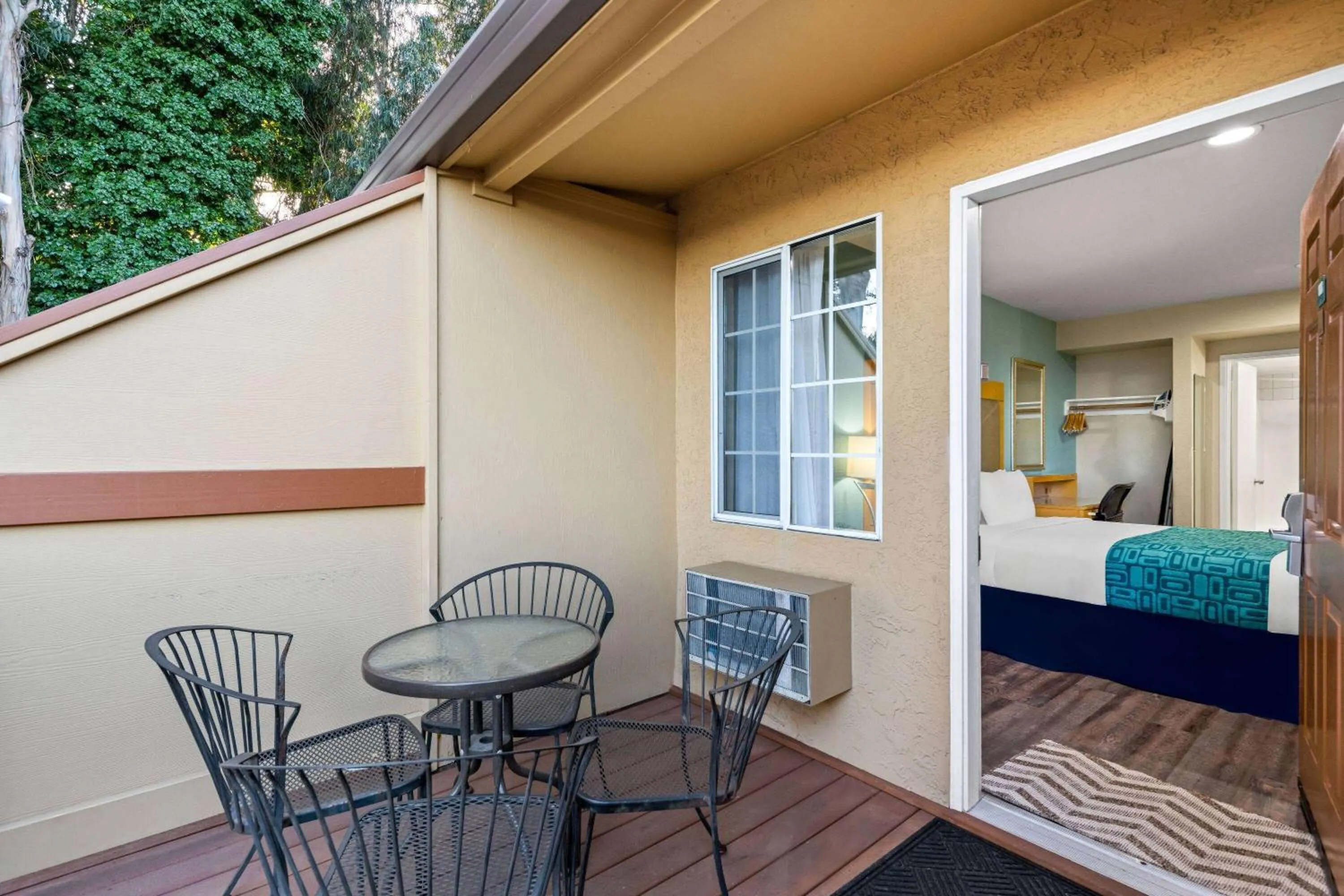 Bed in Howard Johnson by Wyndham Santa Cruz