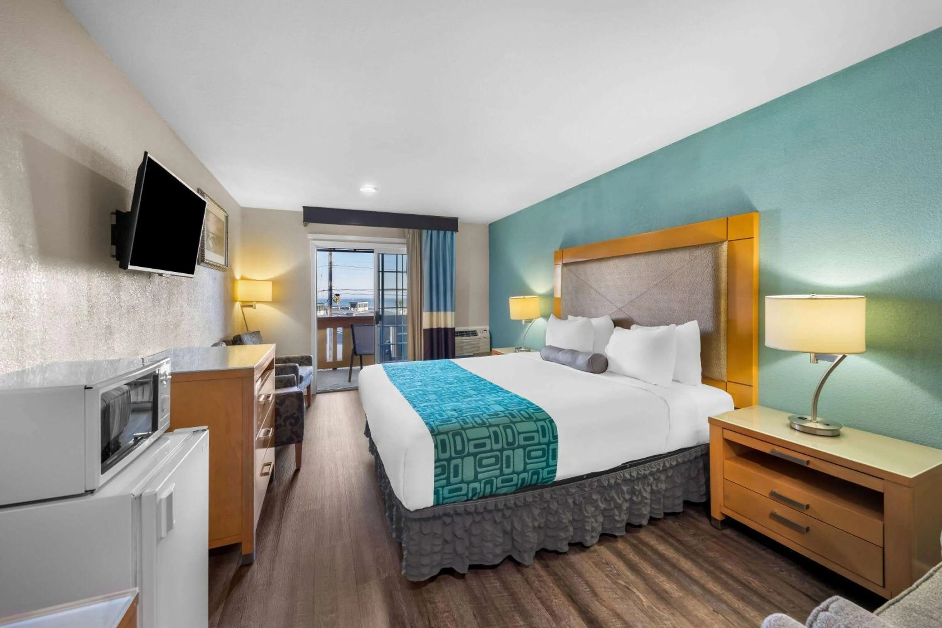 Bed in Howard Johnson by Wyndham Santa Cruz