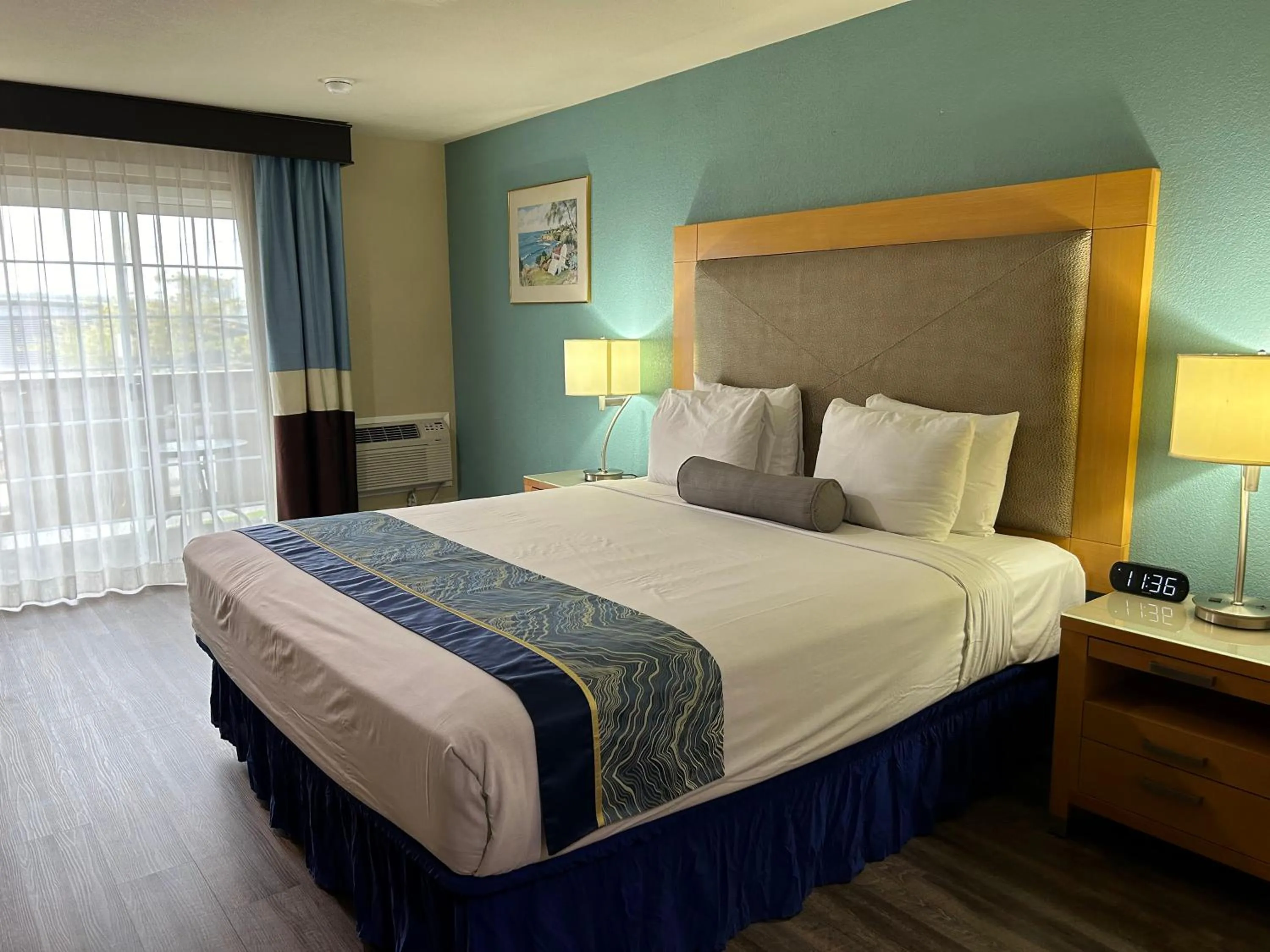 Bed in Howard Johnson by Wyndham Santa Cruz