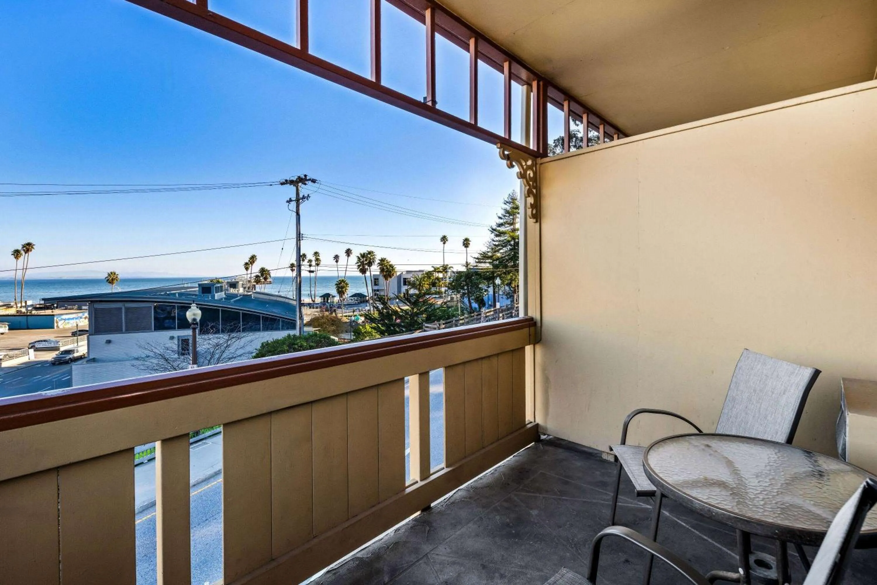 Bed in Howard Johnson by Wyndham Santa Cruz