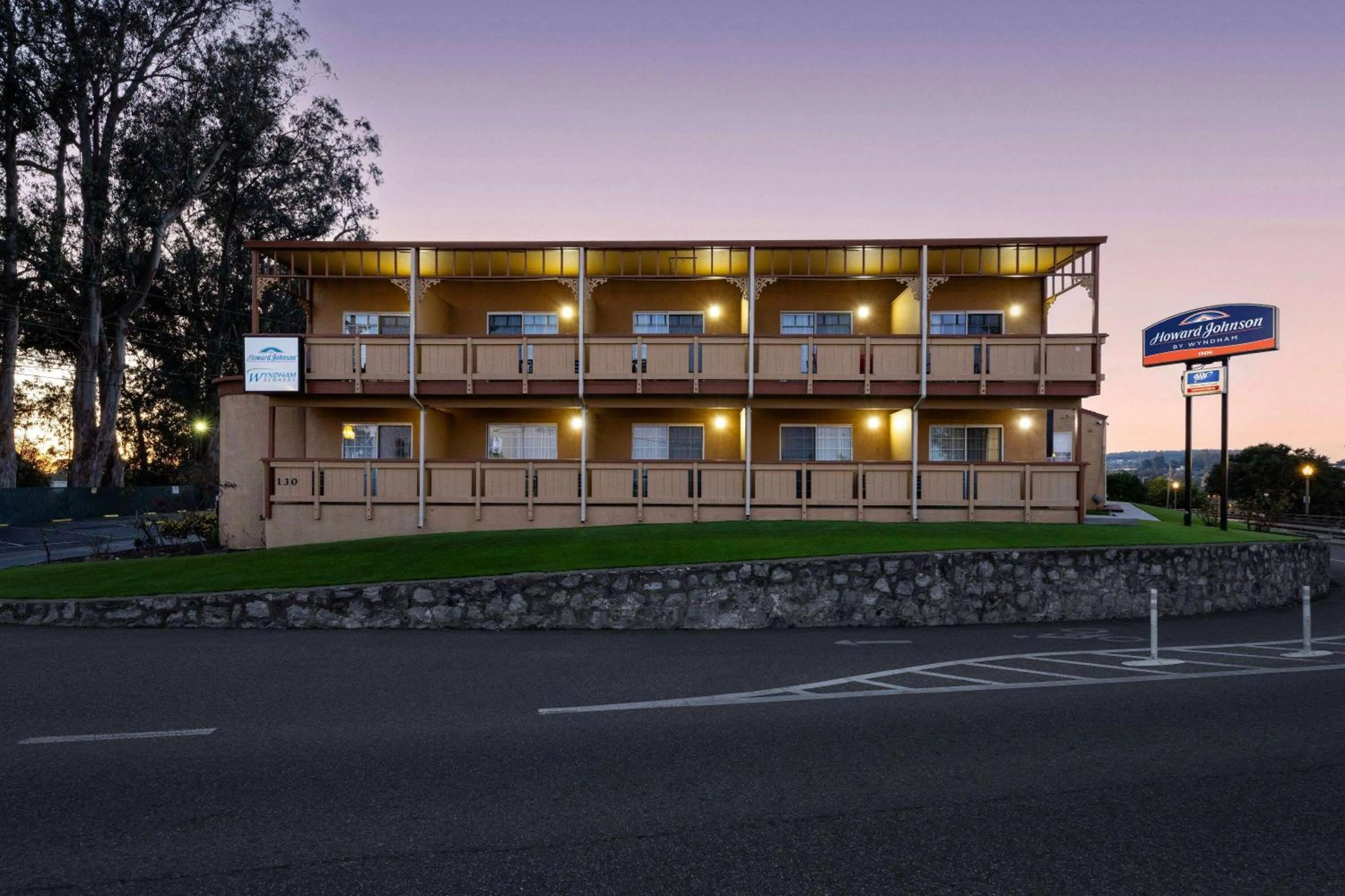 Property building in Howard Johnson by Wyndham Santa Cruz