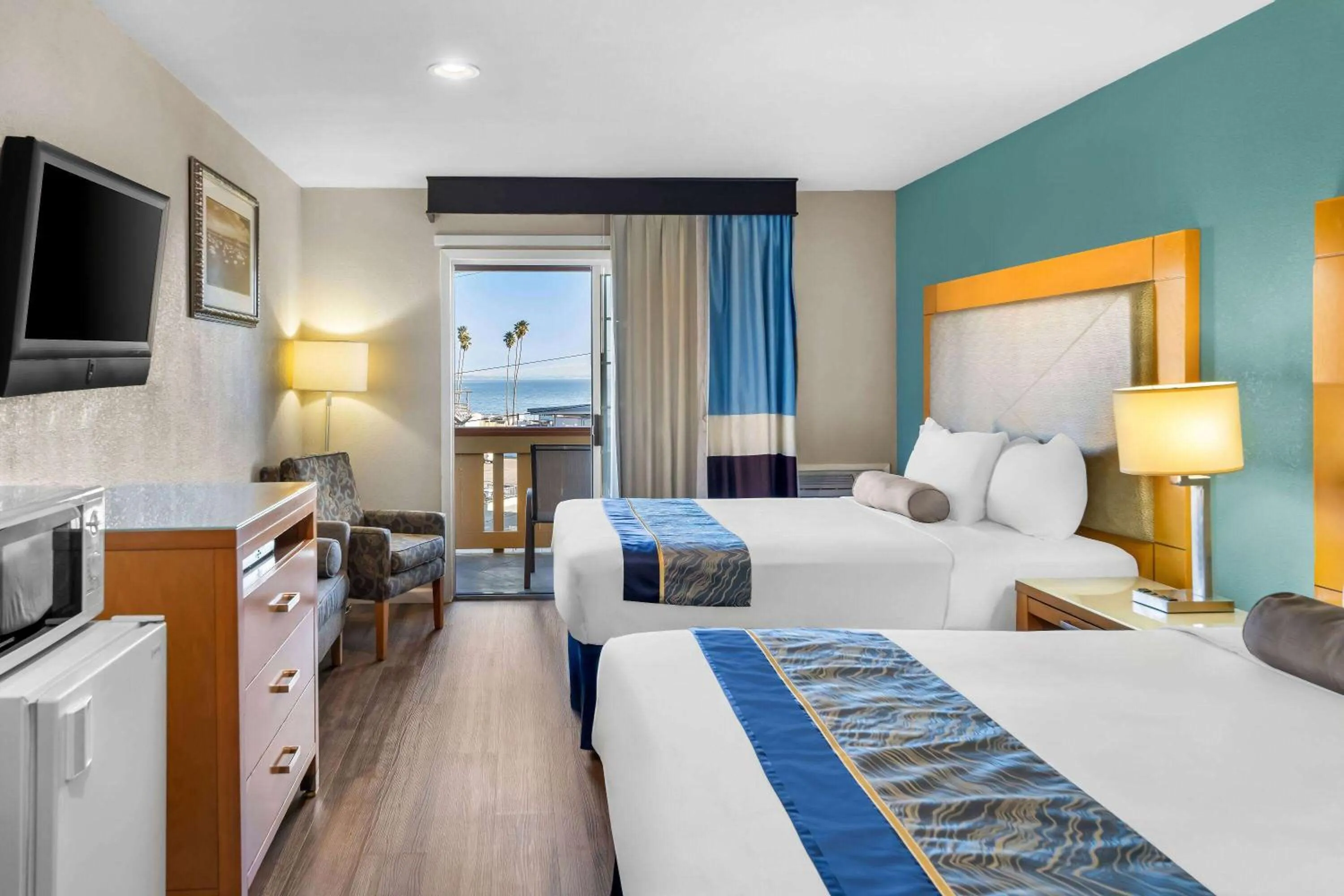 Bed in Howard Johnson by Wyndham Santa Cruz