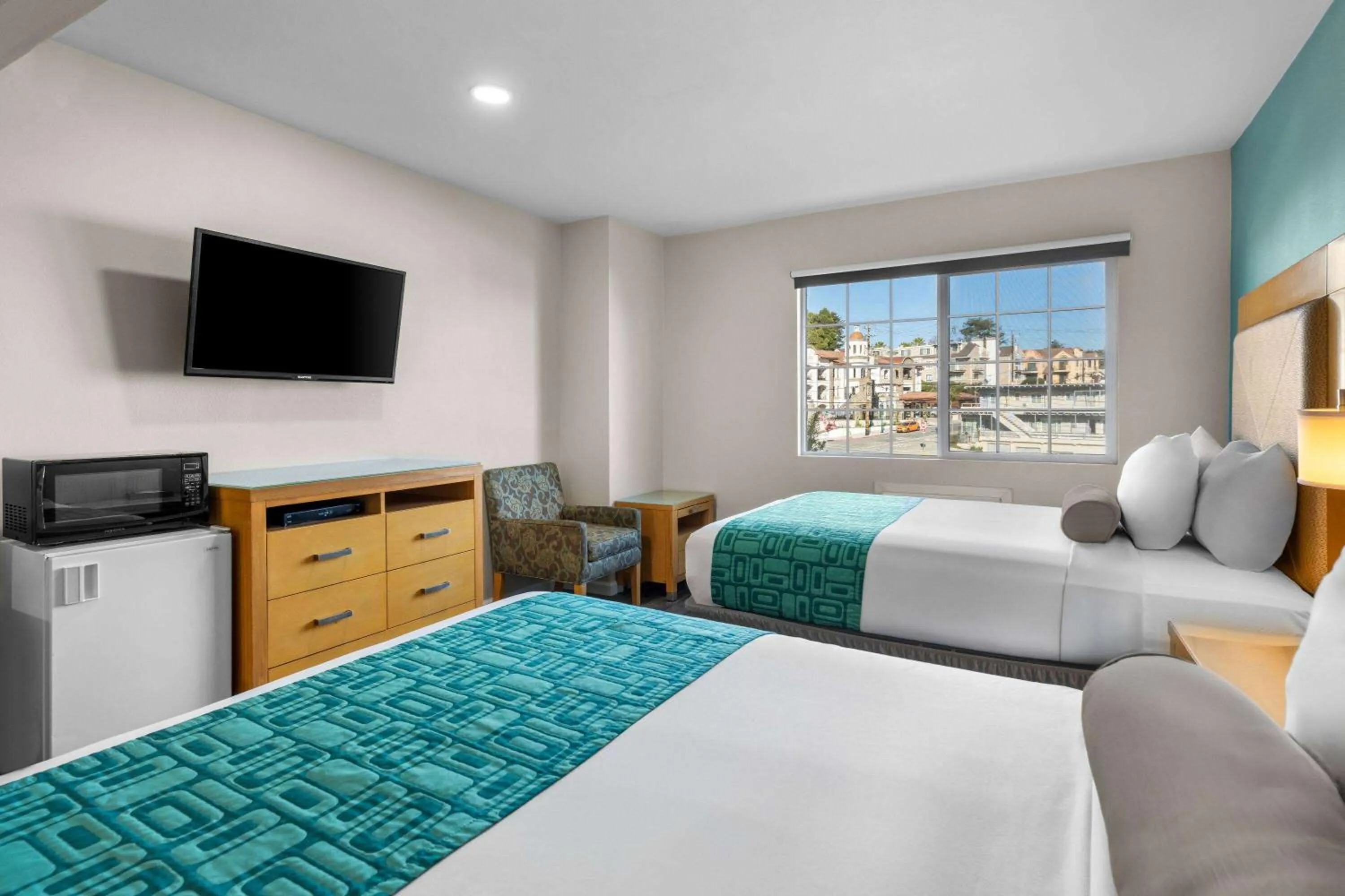 Photo of the whole room, Bed in Howard Johnson by Wyndham Santa Cruz