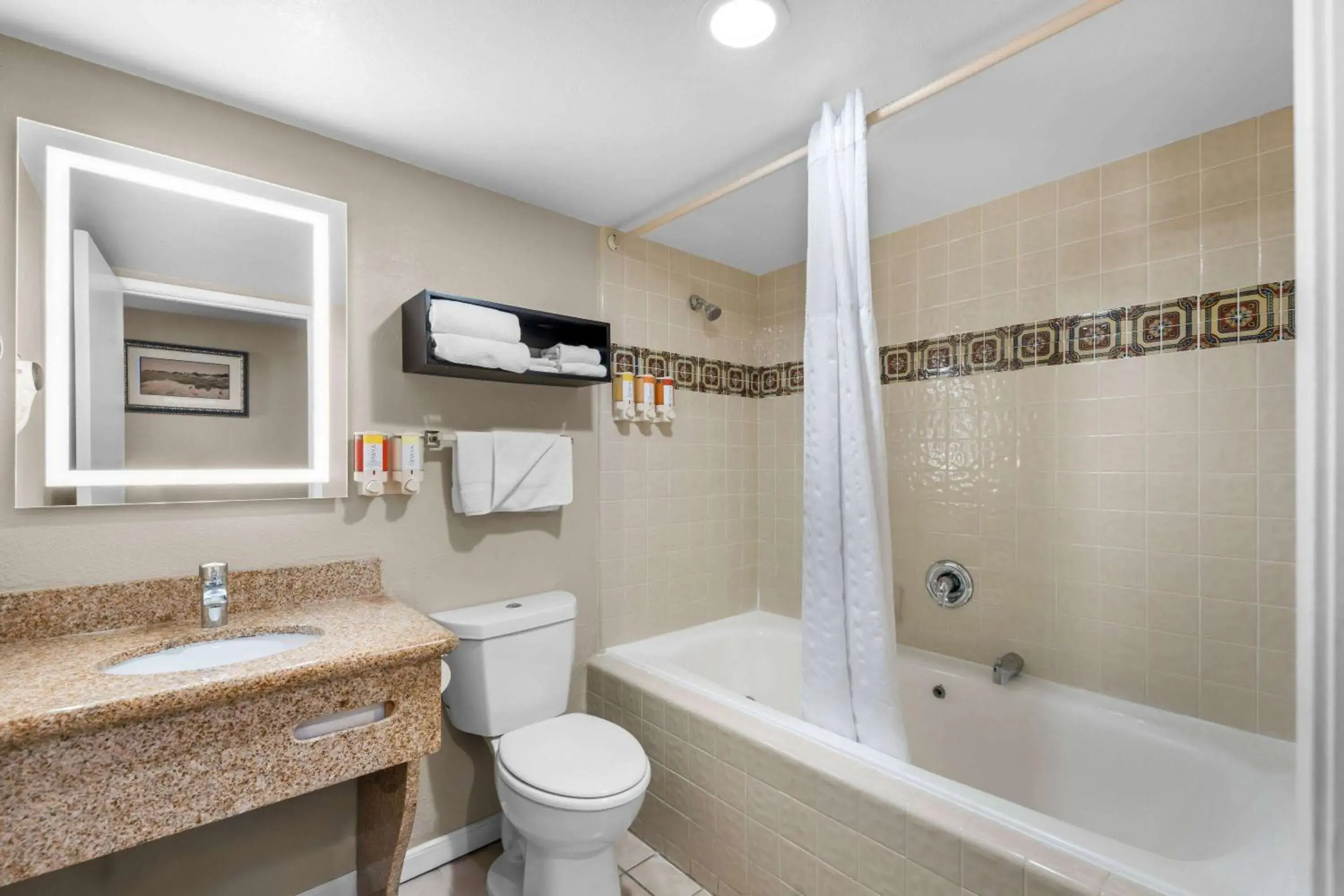 King Studio Suite - Non-Smoking in Howard Johnson by Wyndham Santa Cruz Beach Boardwalk King Studio Suite - Non-Smoking in Howard Johnson by Wyndham Santa Cruz Beach Boardwalk