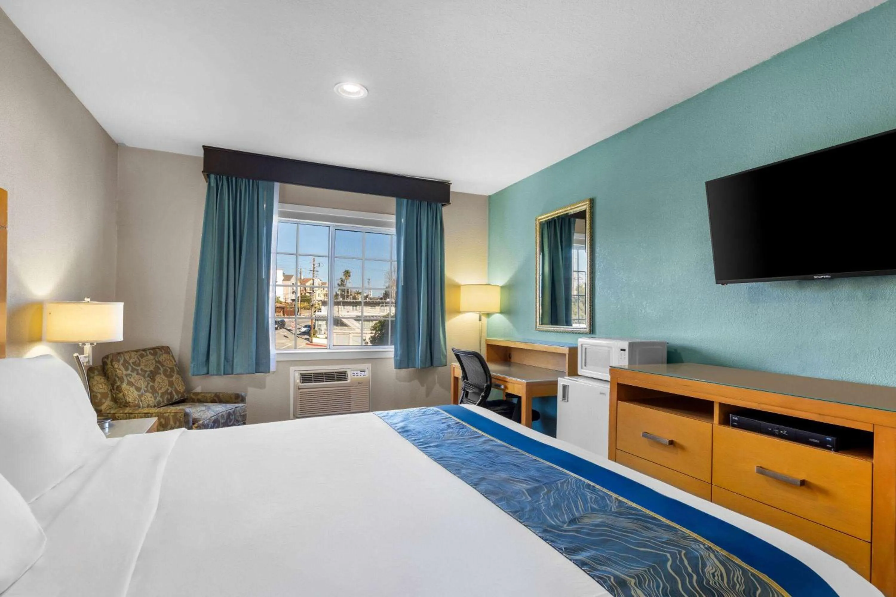 Photo of the whole room, Bed in Howard Johnson by Wyndham Santa Cruz