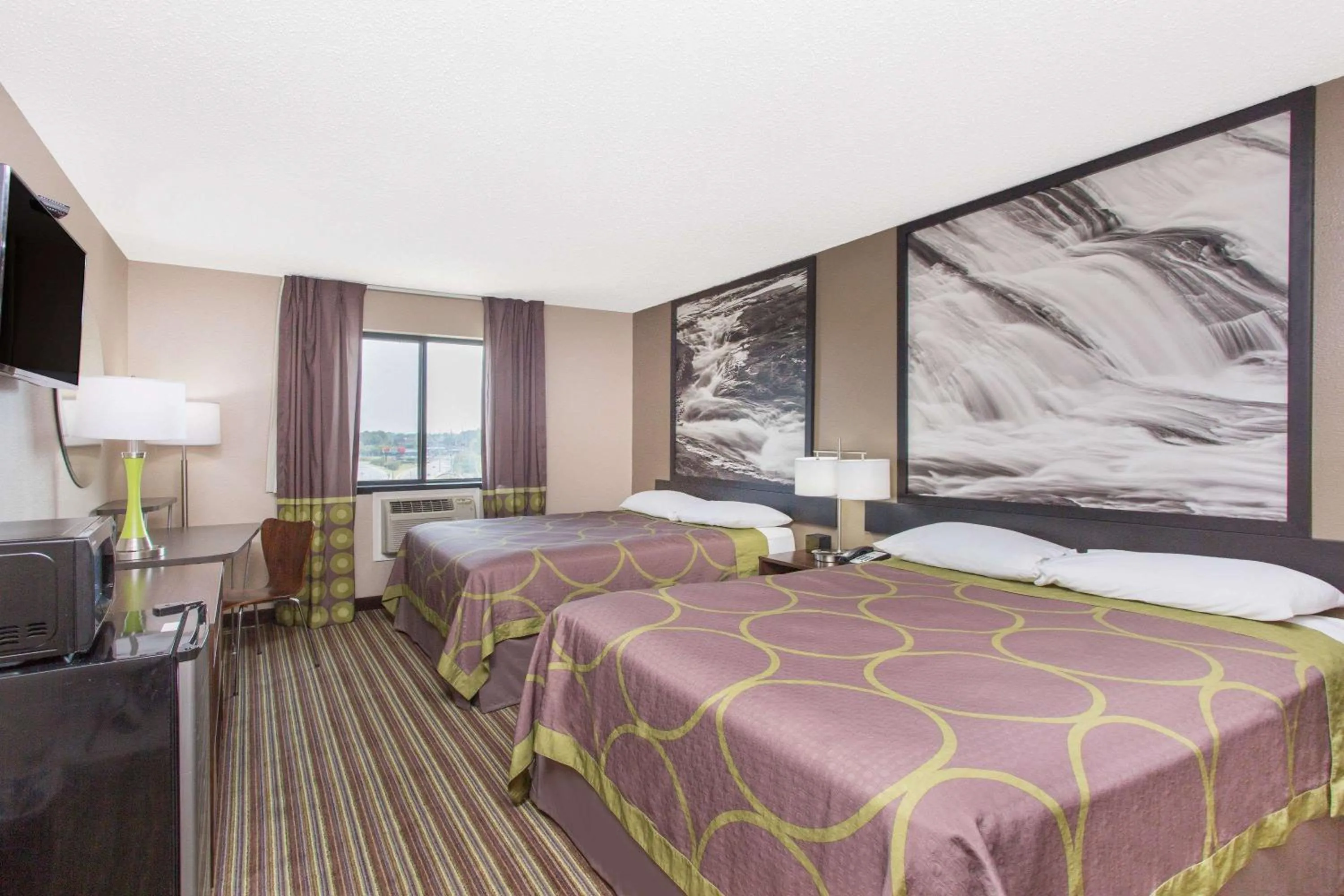 Photo of the whole room in Super 8 by Wyndham Columbus Airport