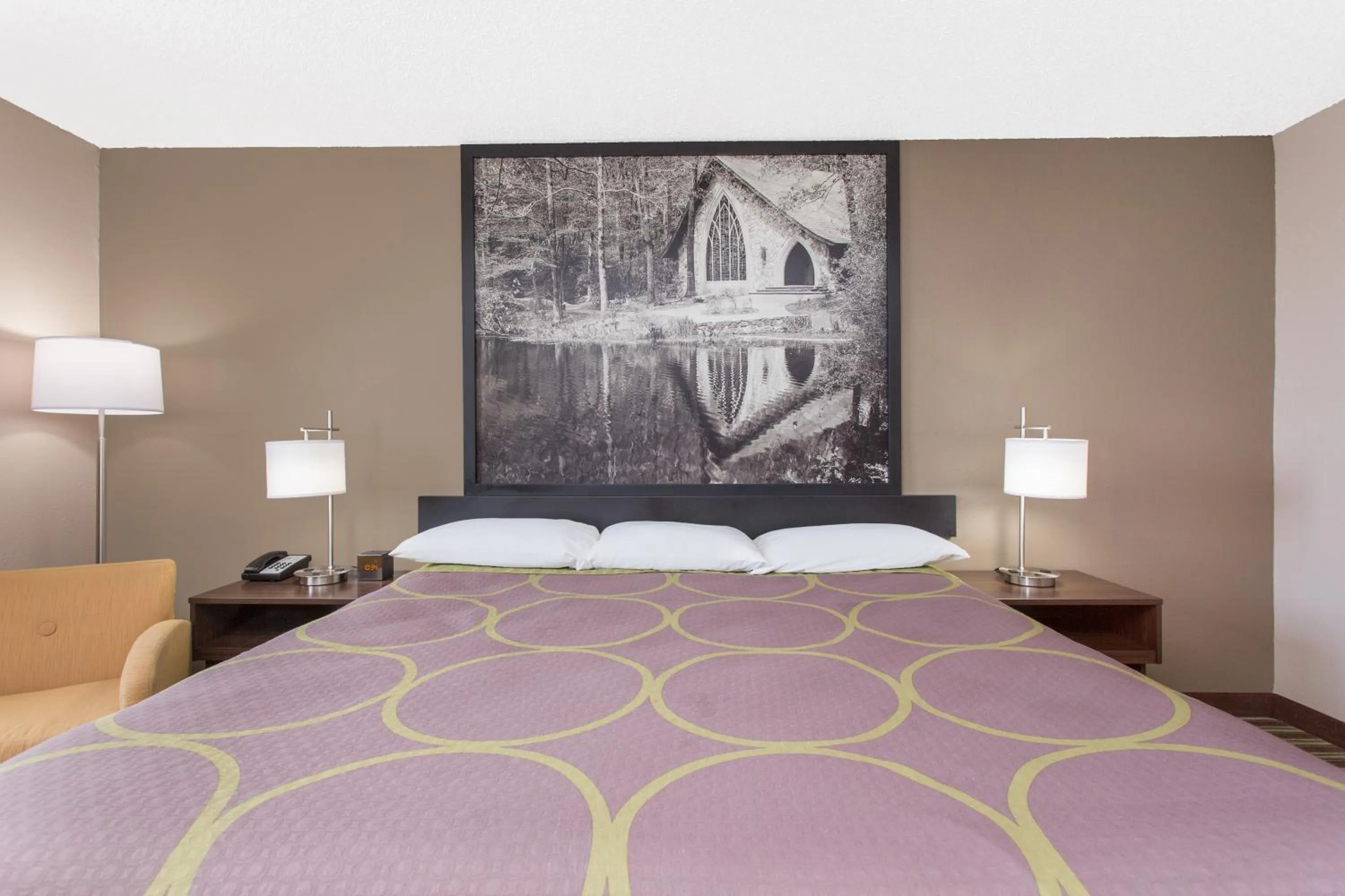 Photo of the whole room in Super 8 by Wyndham Columbus Airport