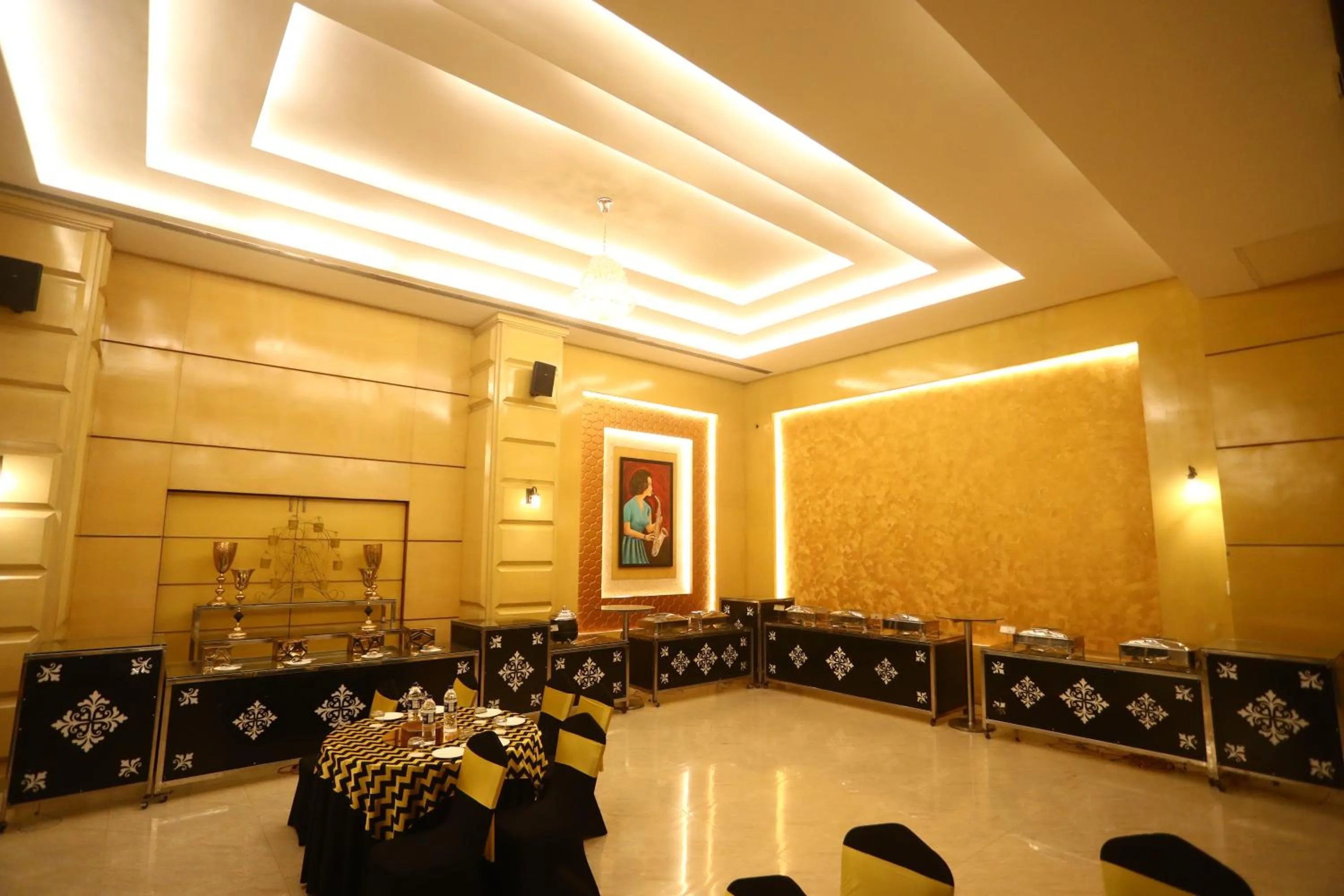 Dining area in Hotel Kanha’s Palm Springs