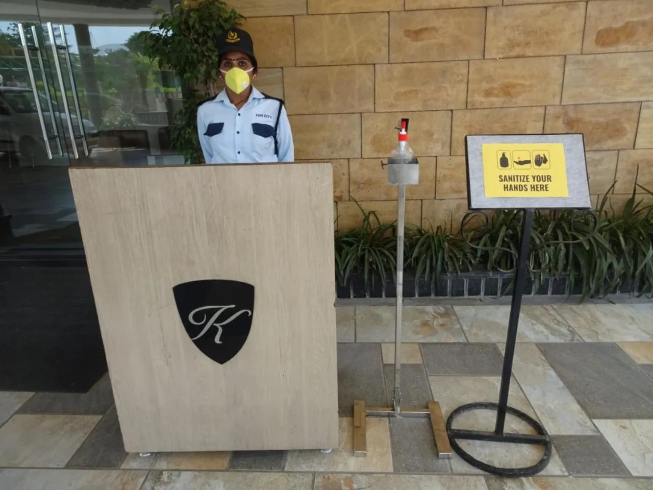 Facade/entrance in Hotel Kanha’s Palm Springs