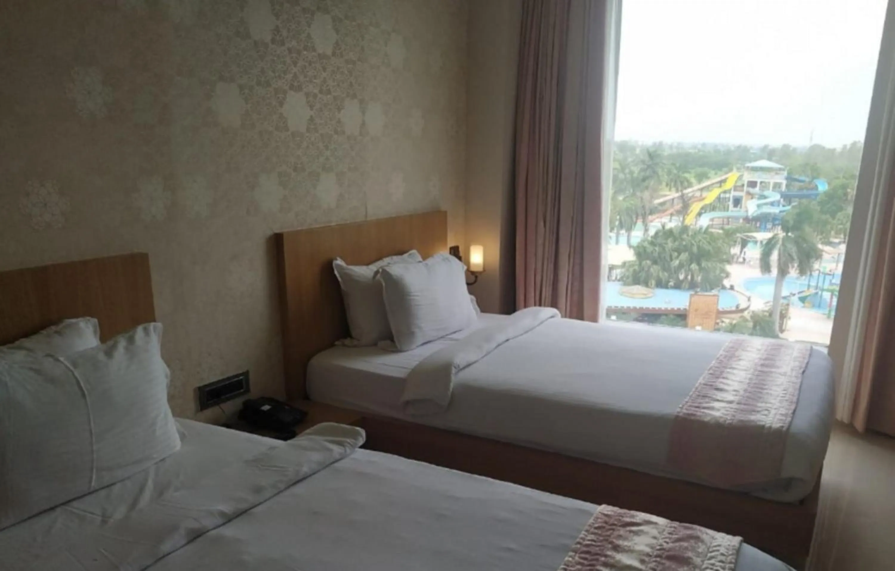 Bed in Hotel Kanha’s Palm Springs