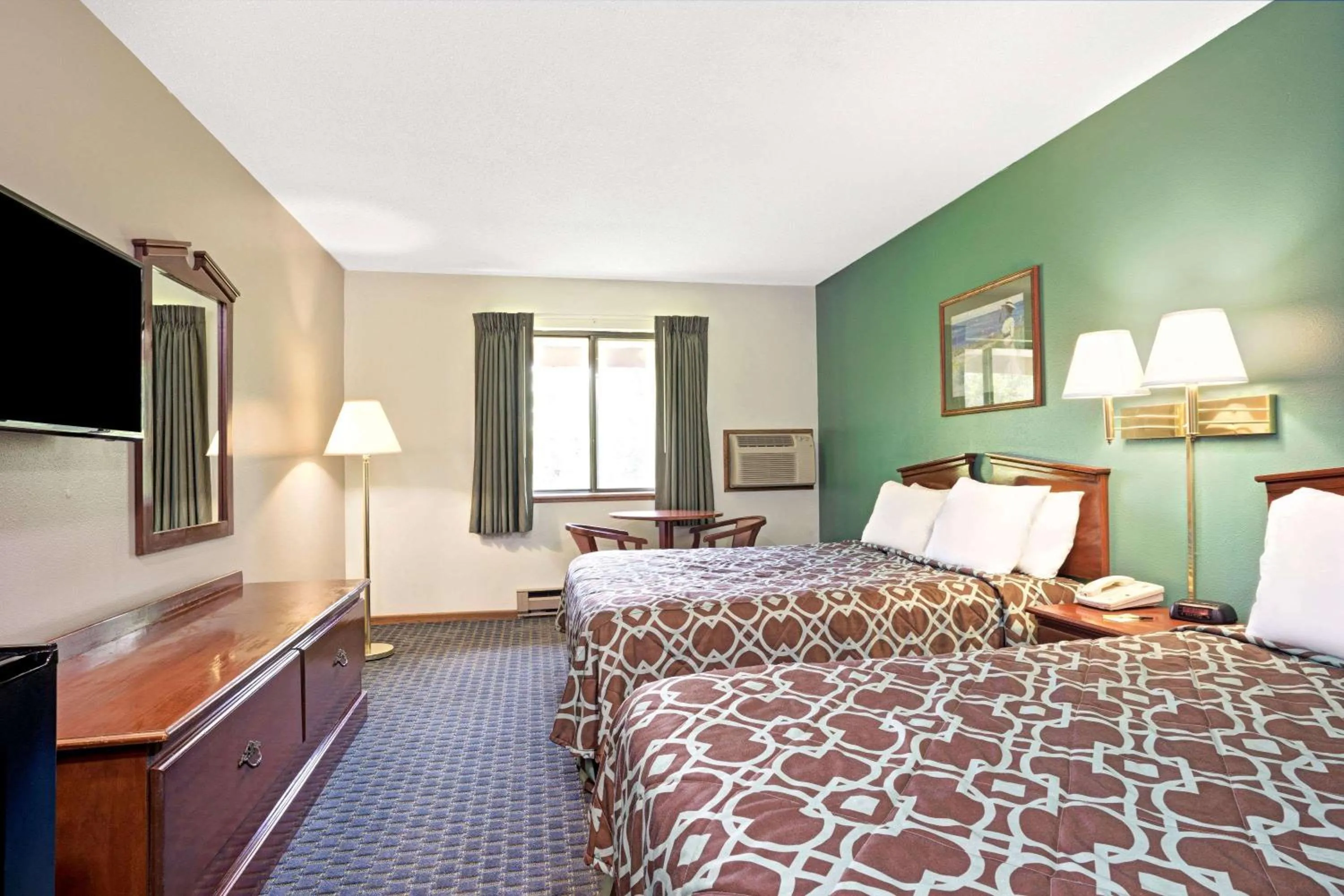 Photo of the whole room, Bed in Super 8 by Wyndham Hudson