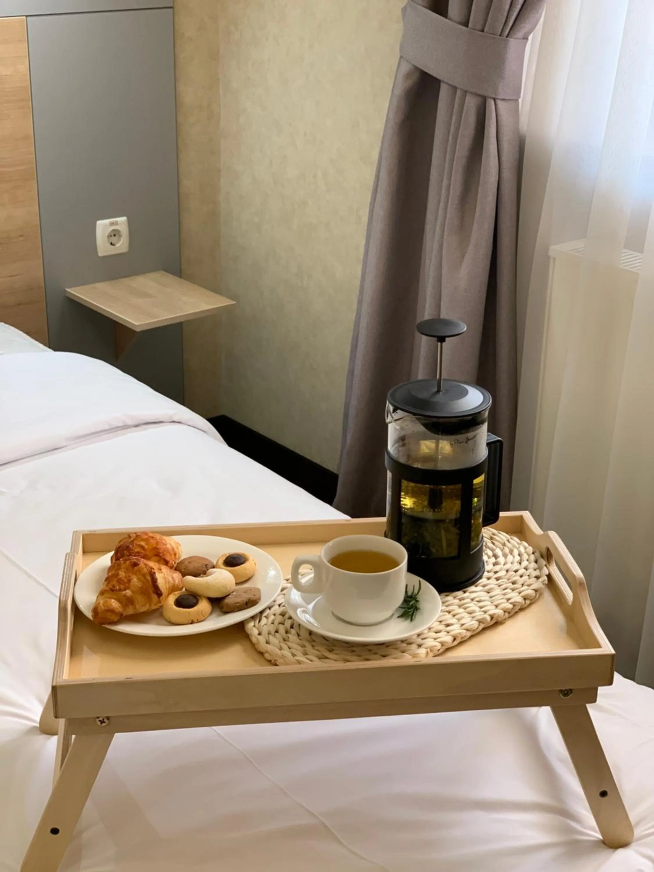 Coffee/tea facilities, Bed in Navruz Hotel Tashkent