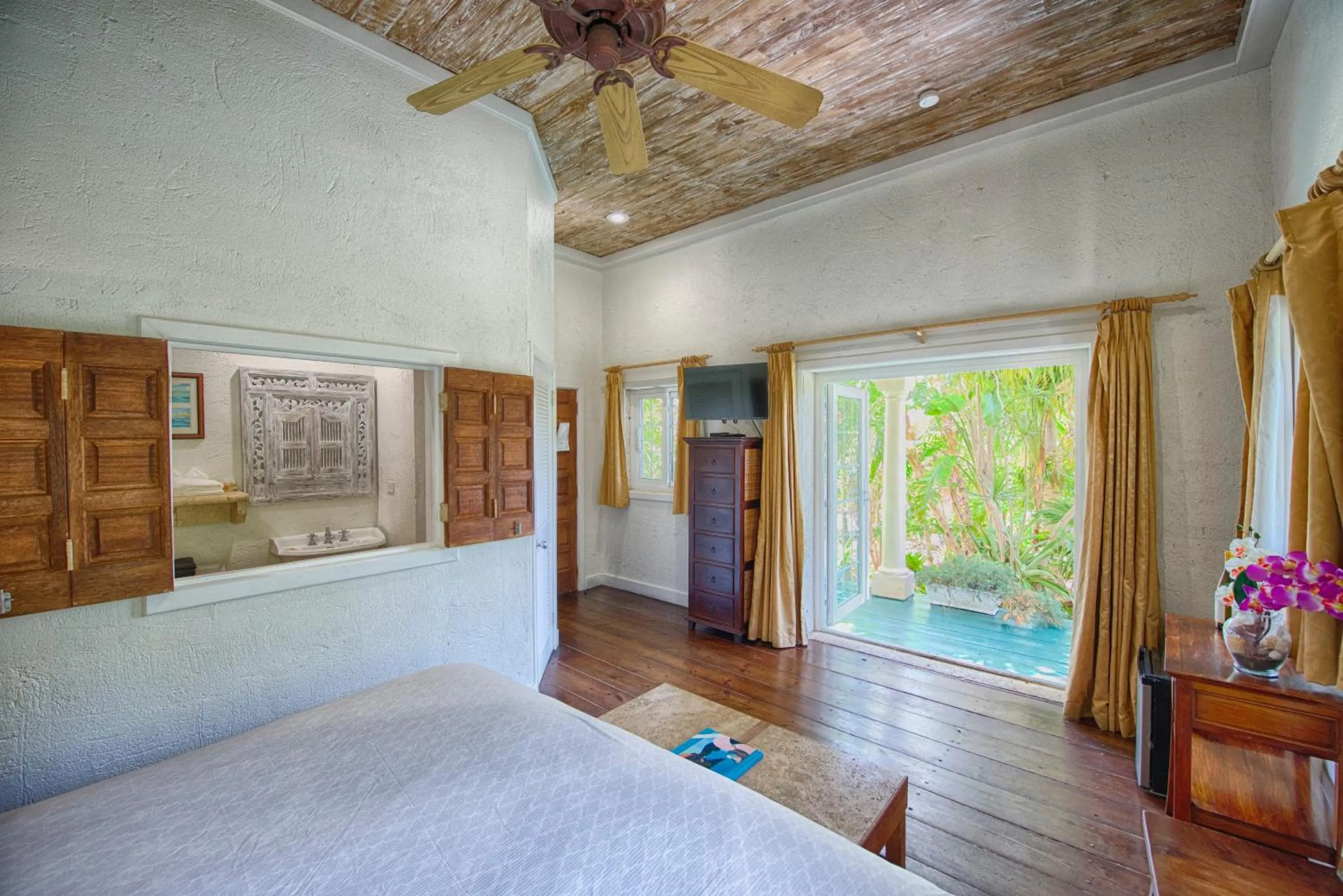 Bed in A Stone's Throw Away