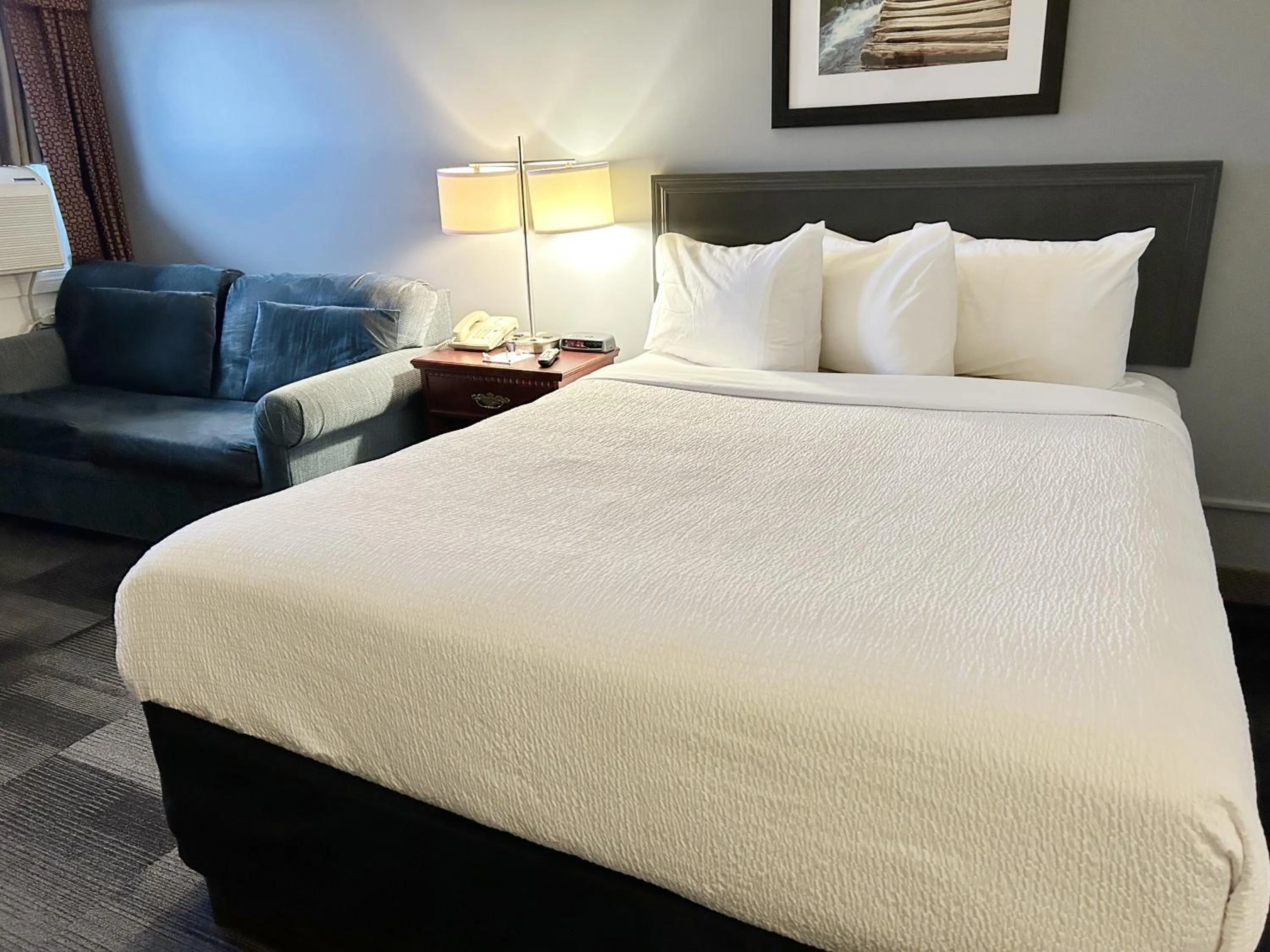 Photo of the whole room, Bed in Days Inn & Conference Centre by Wyndham Camrose Norsemen