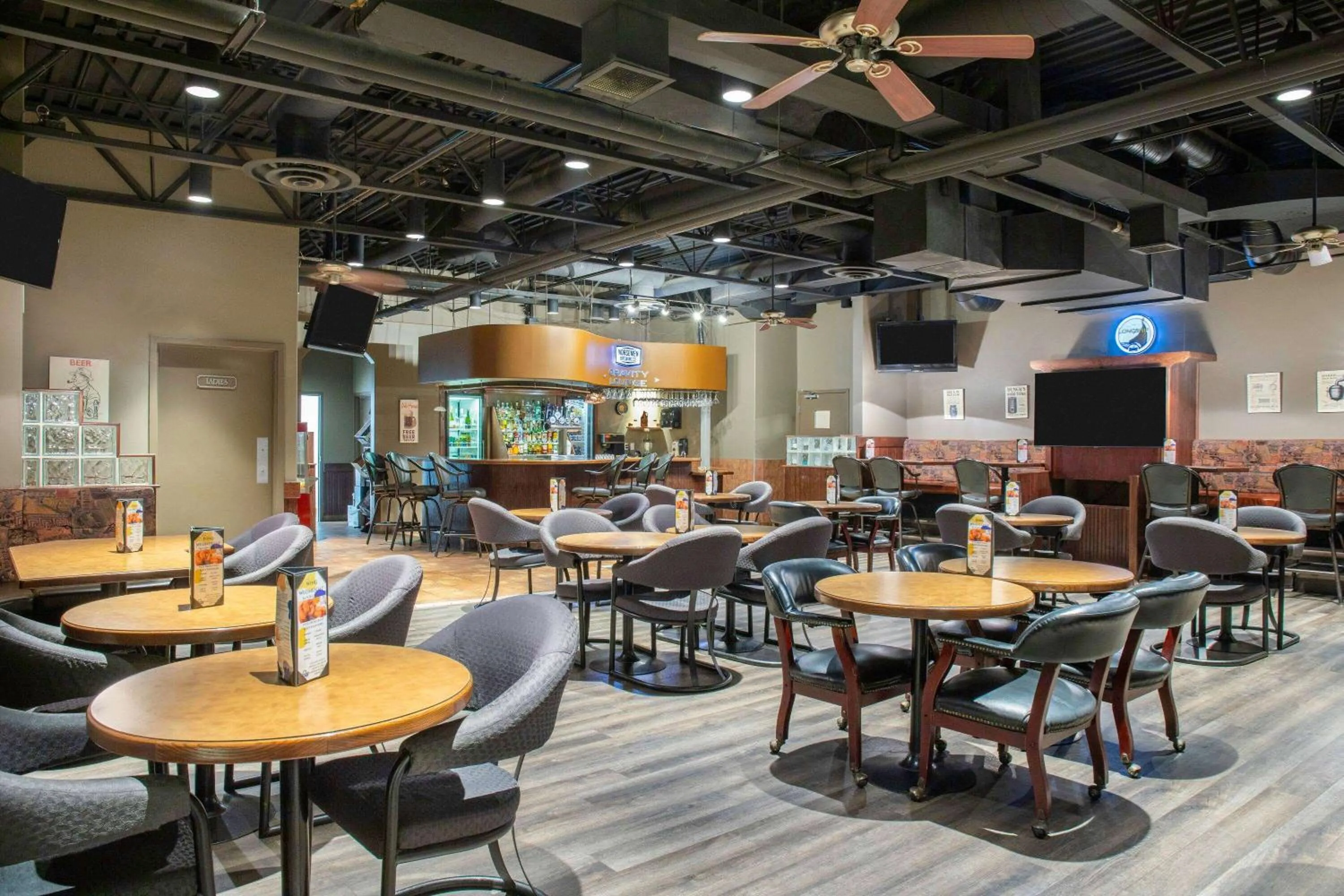 Lounge or bar in Days Inn & Conference Centre by Wyndham Camrose Norsemen