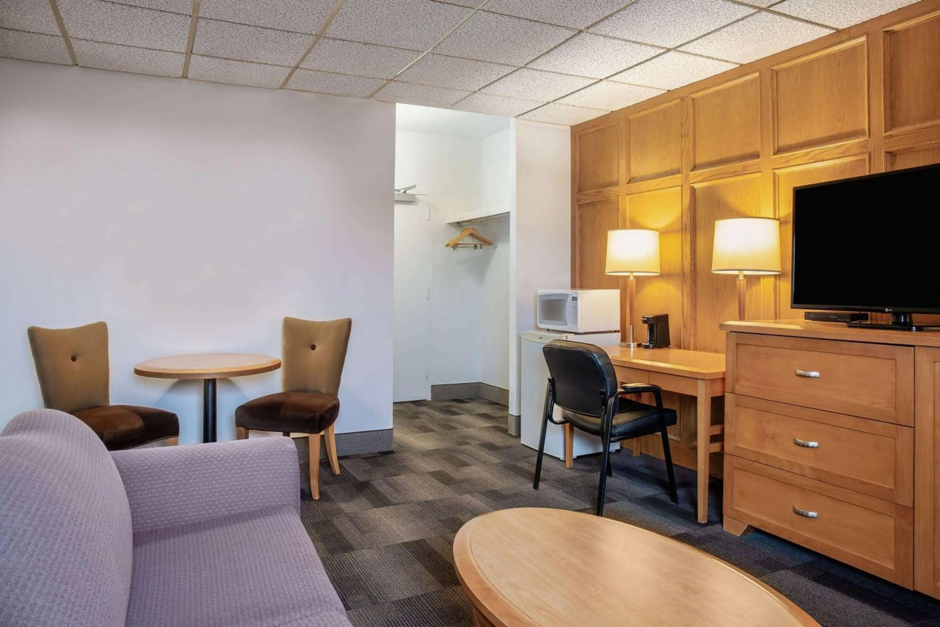 Bed in Days Inn & Conference Centre by Wyndham Camrose Norsemen