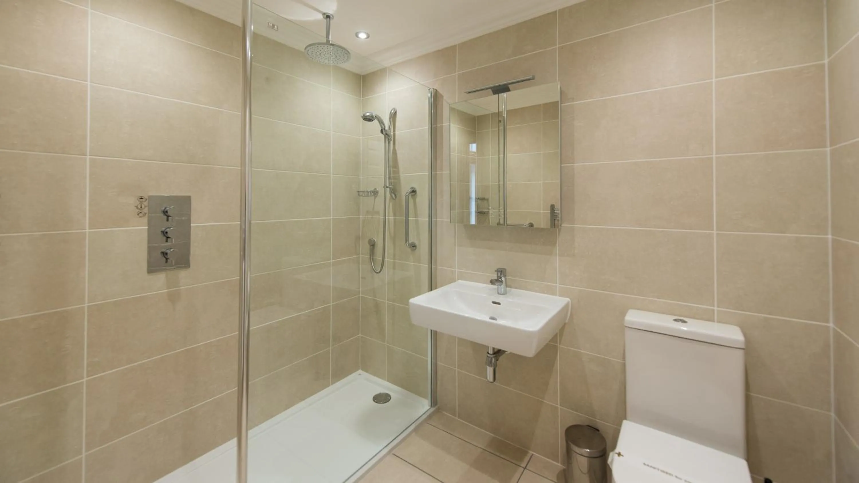 Shower in The Victoria Hotel & Source Spa