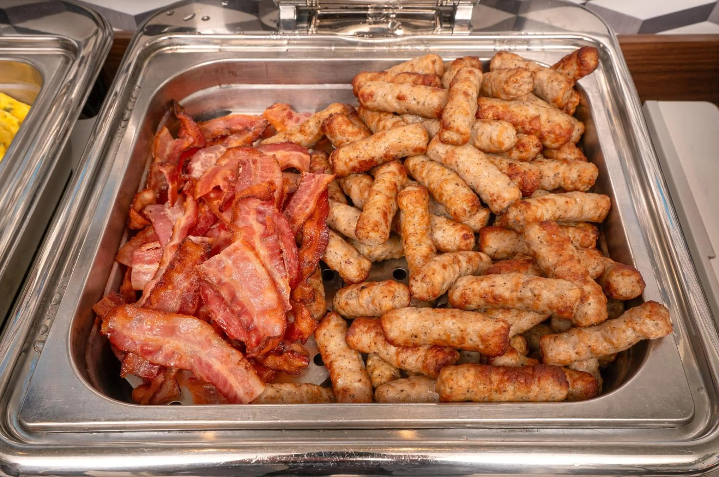 Breakfast in Holiday Inn Express & Suites - Brandon by IHG