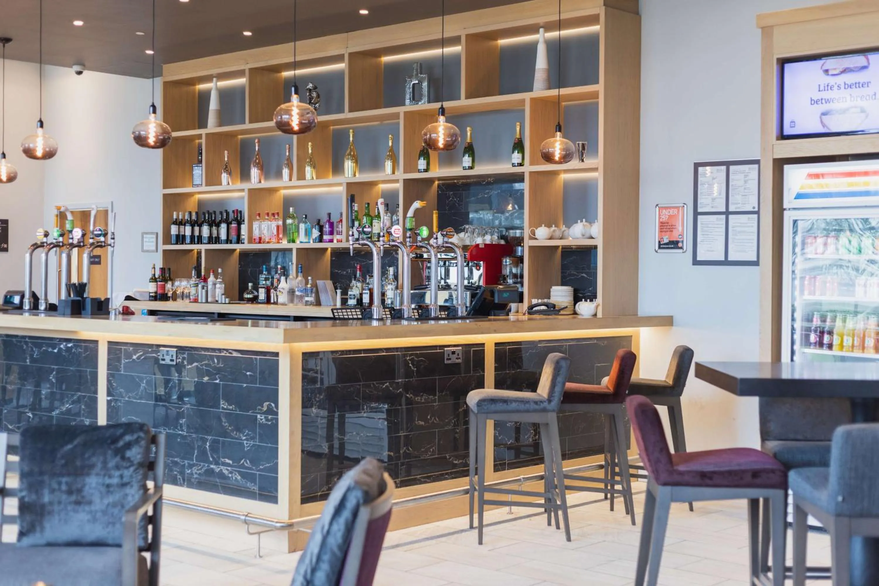 Lounge or bar in Hilton Garden Inn Birmingham Airport Uk