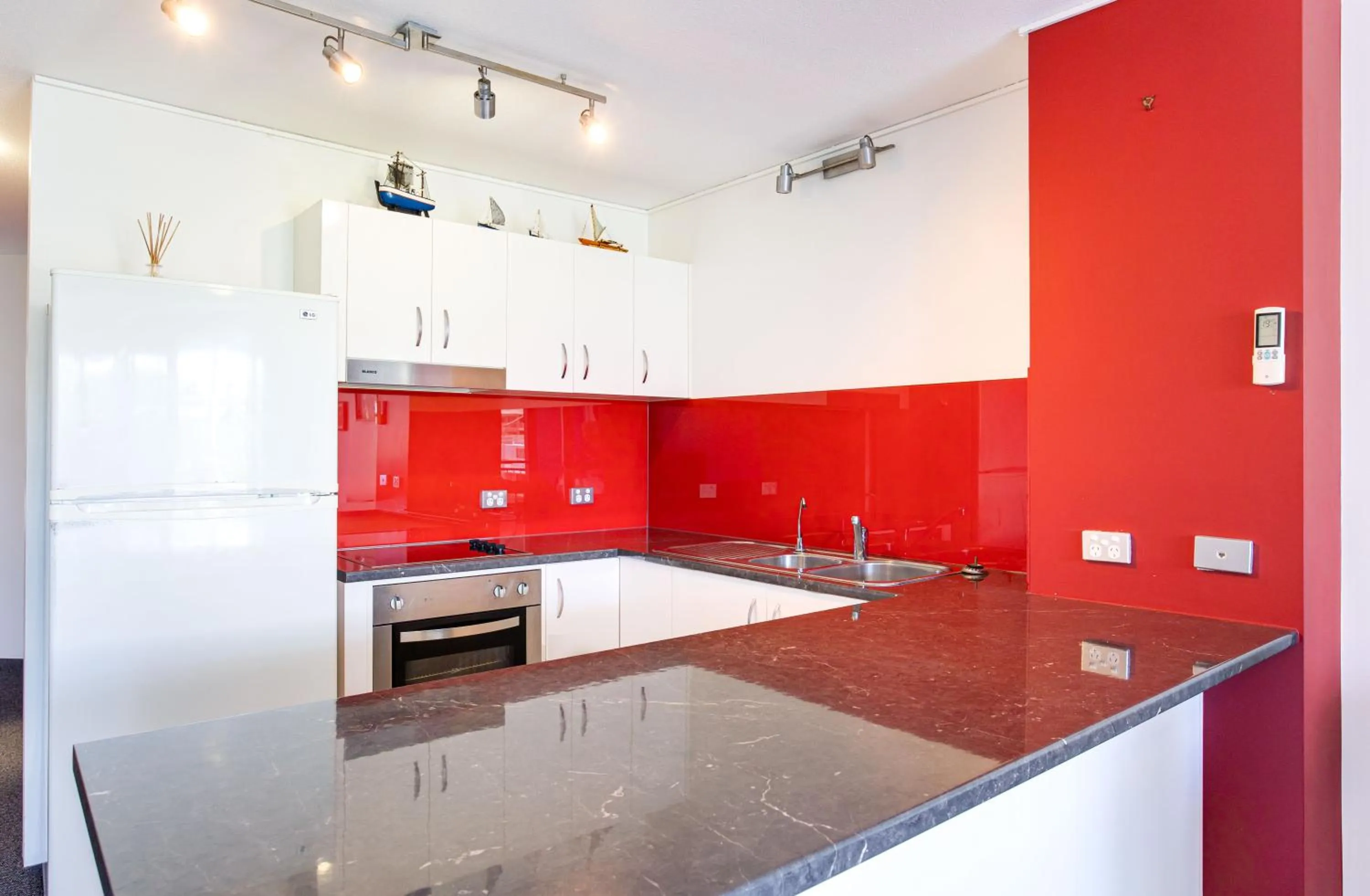 Kitchen or kitchenette in Coral Sea Apartments