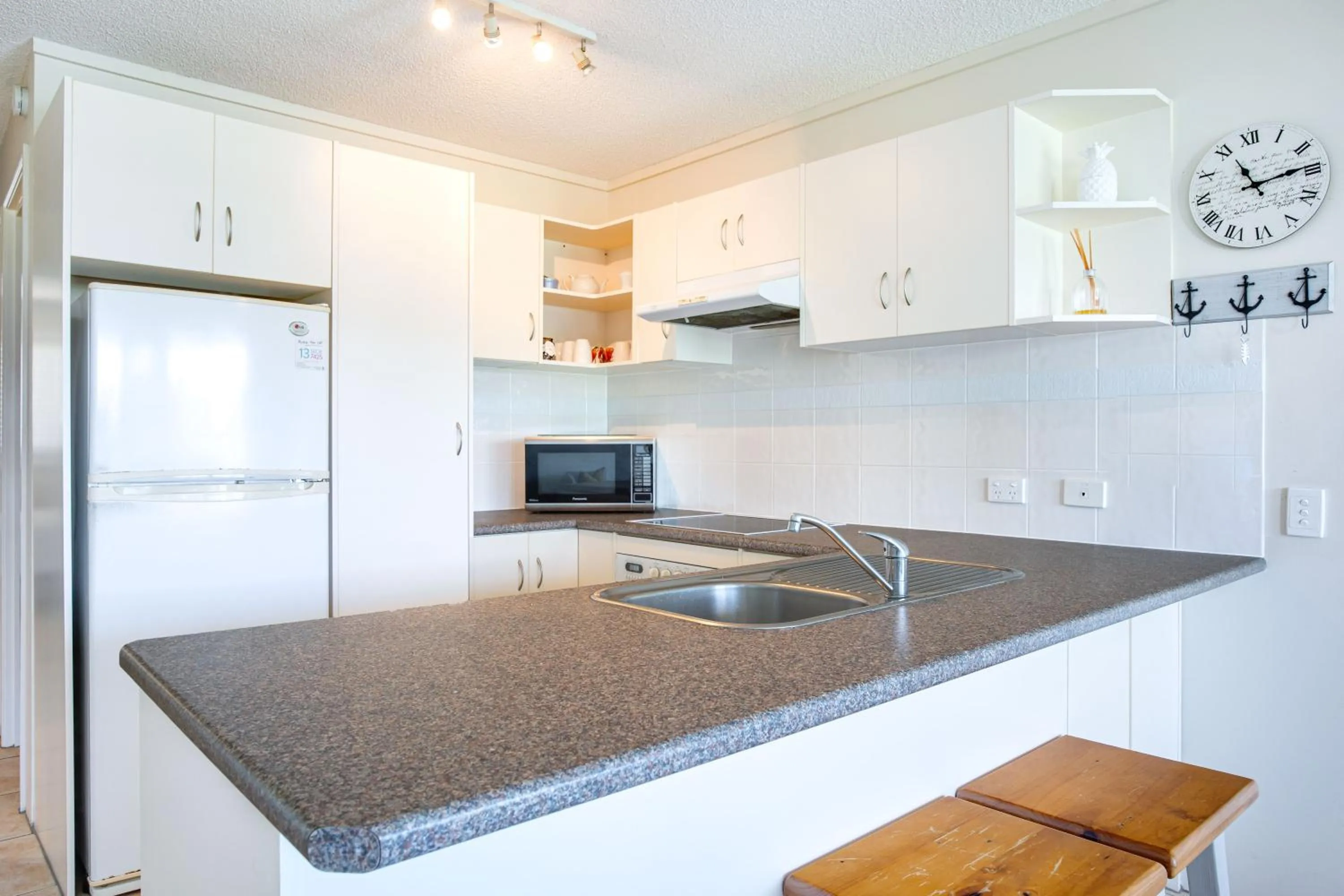 Kitchen or kitchenette in Coral Sea Apartments
