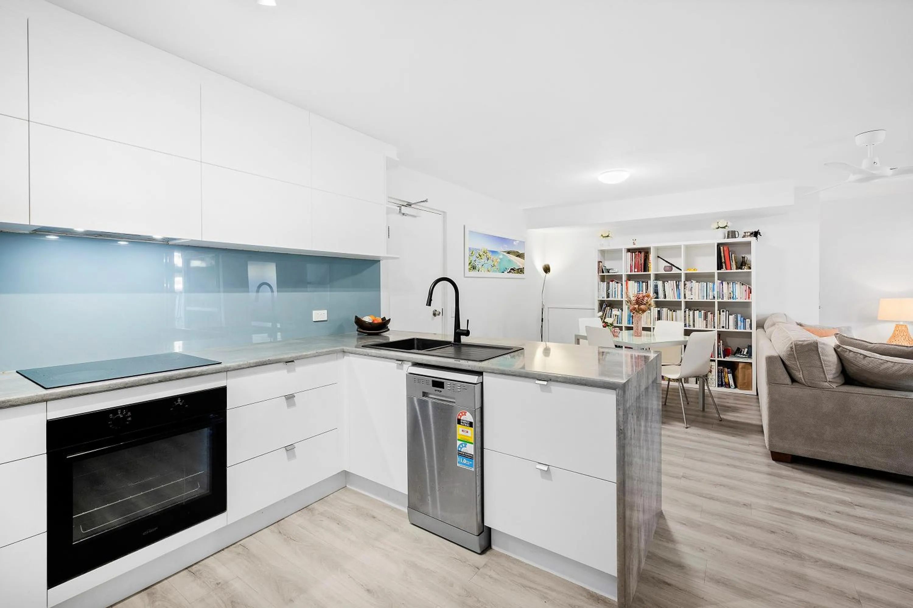 Kitchen or kitchenette in Coral Sea Apartments