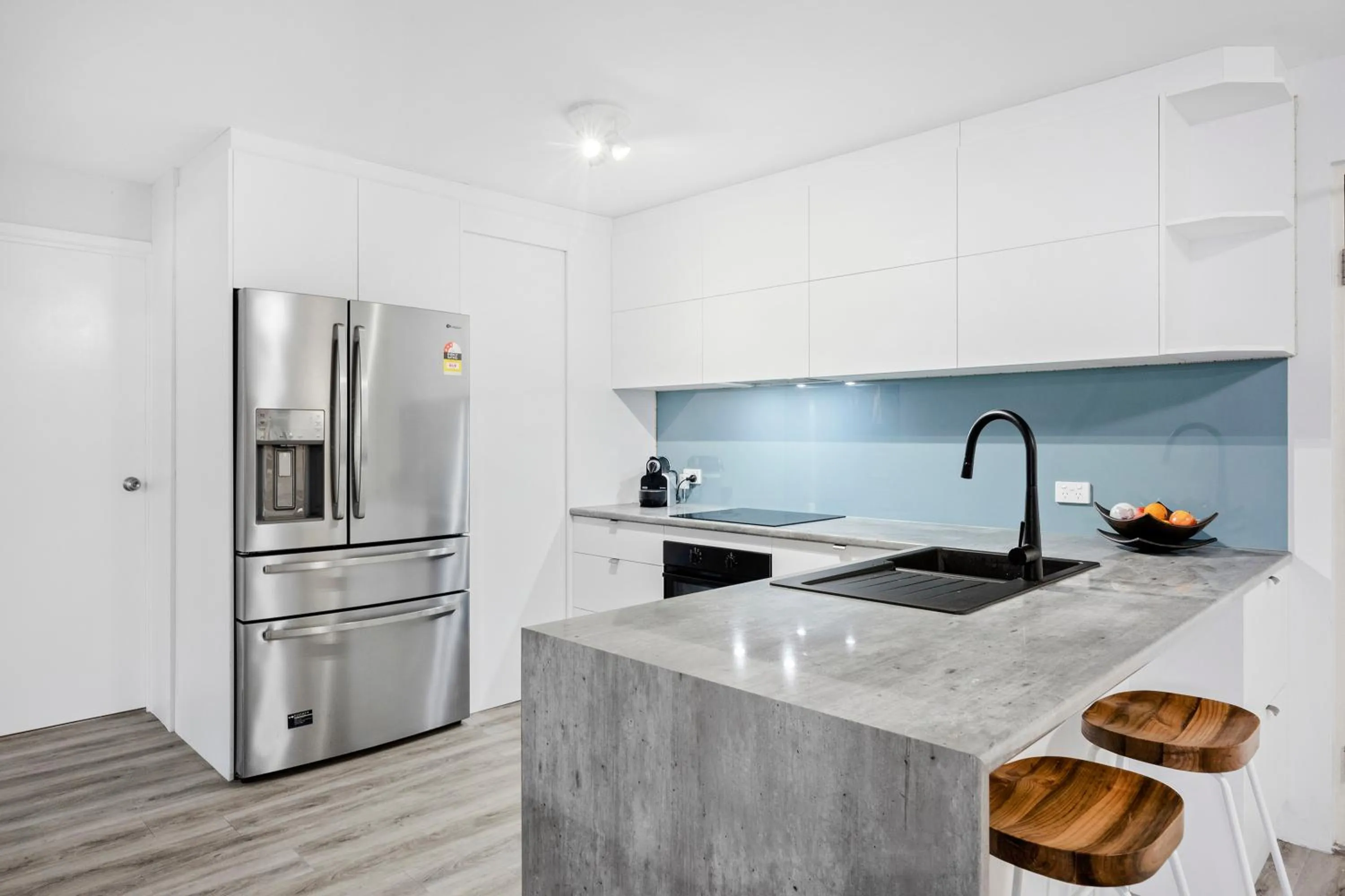 Kitchen or kitchenette in Coral Sea Apartments