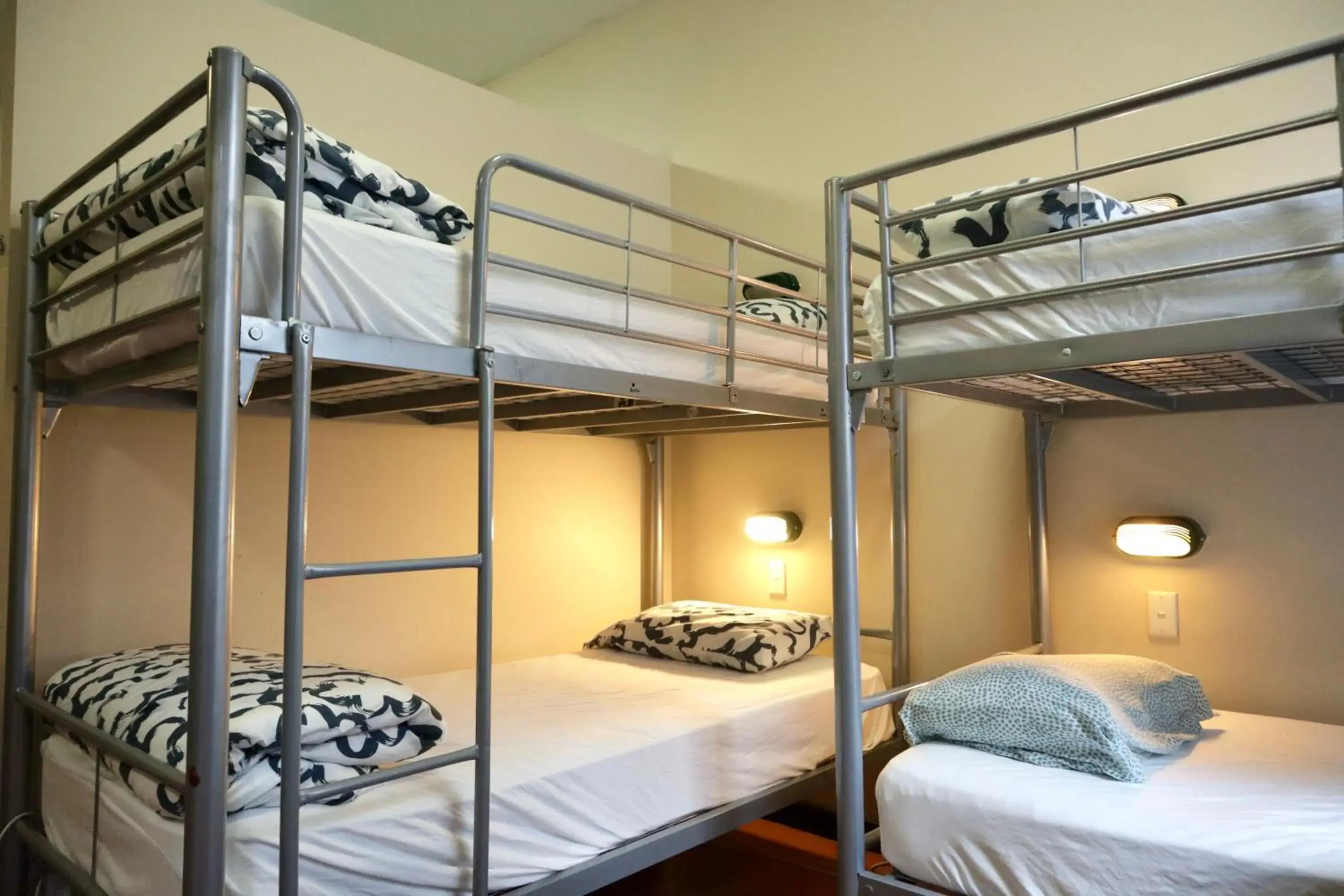 Bed in 16-Bed Mixed Dormitory Room with Shared Bathroom in Melbourne City Backpackers Bed in 16-Bed Mixed Dormitory Room with Shared Bathroom in Melbourne City Backpackers