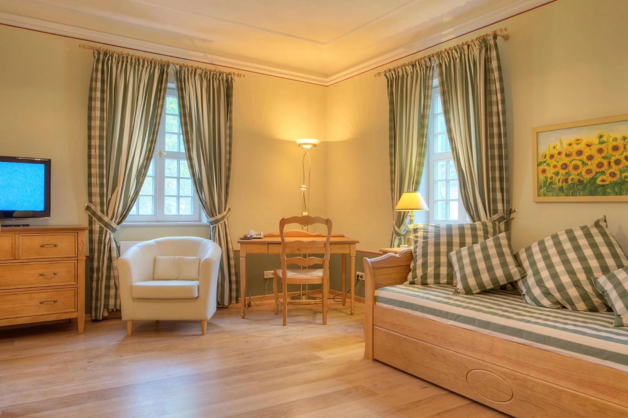 Photo of the whole room, Bed in Urlaubsresidenz Marstall und Kanzlei im Schlossensemble