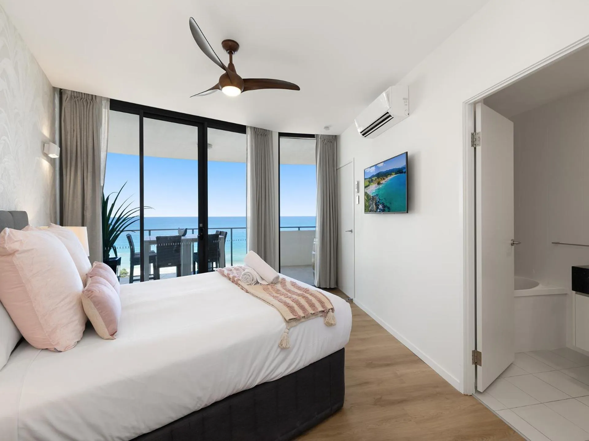 Bedroom, Bed in Beach on Sixth