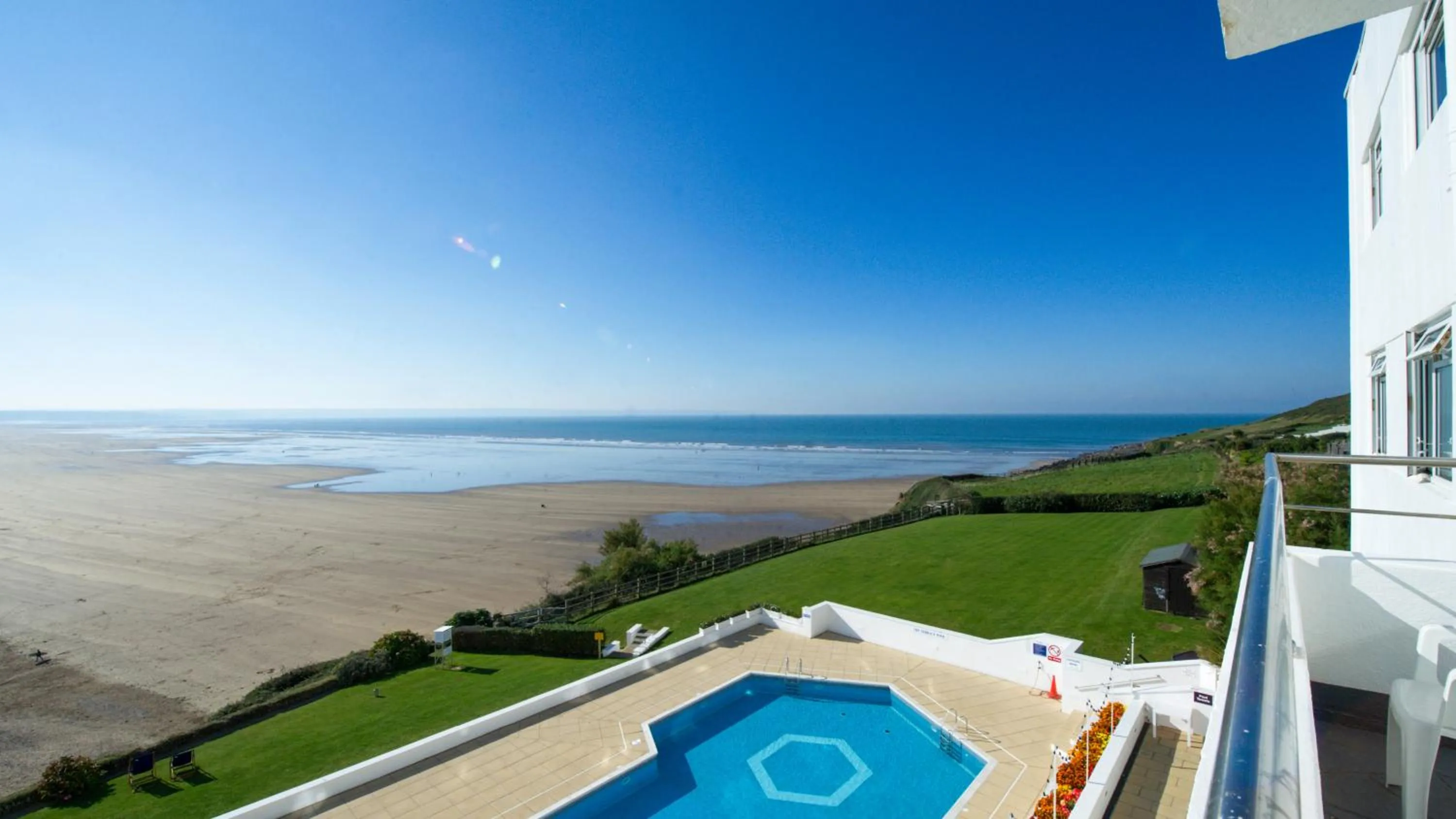 Swimming pool in Saunton Sands Hotel Source Spa and Wellness