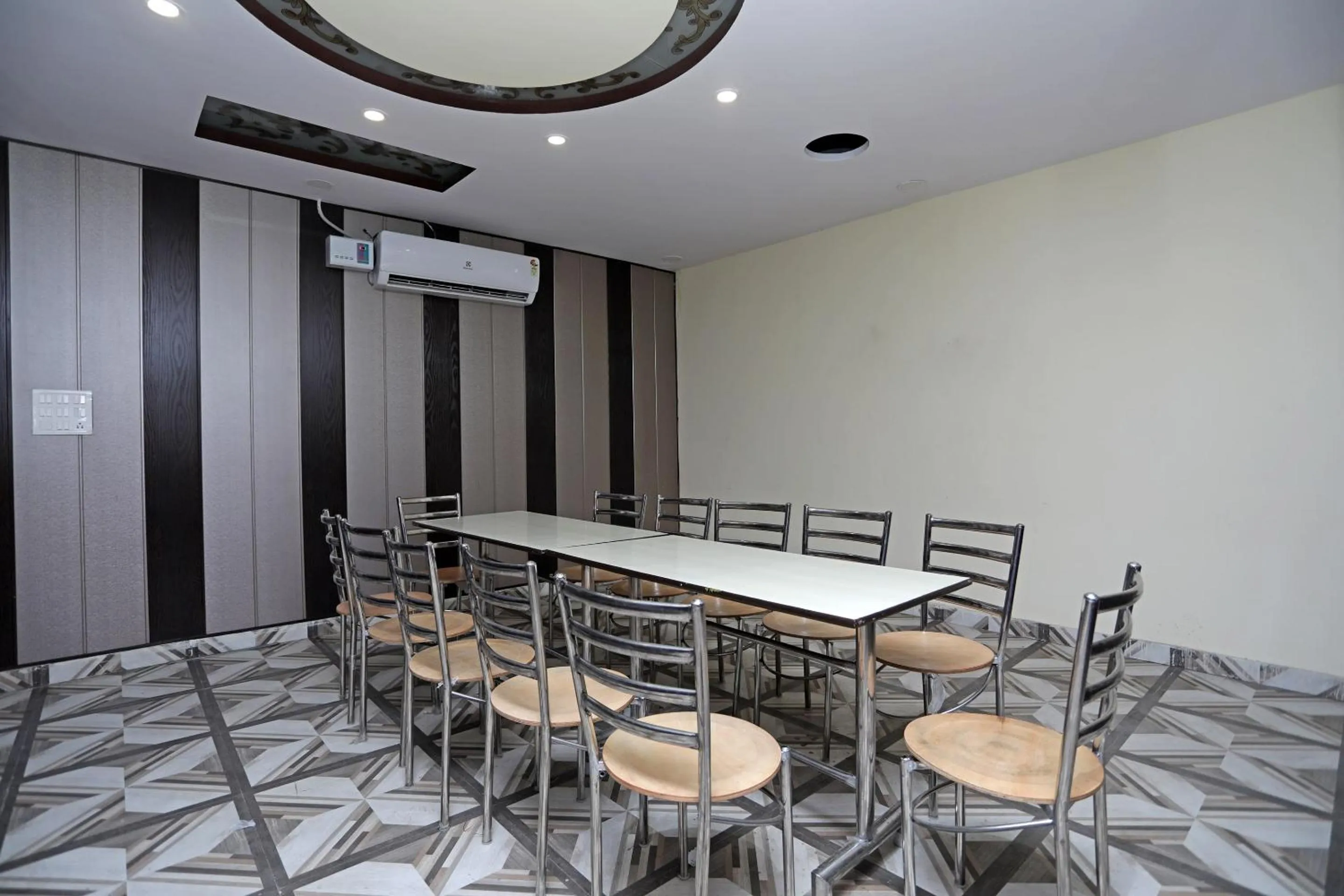 Restaurant/places to eat in Super Hotel O Raj Palace