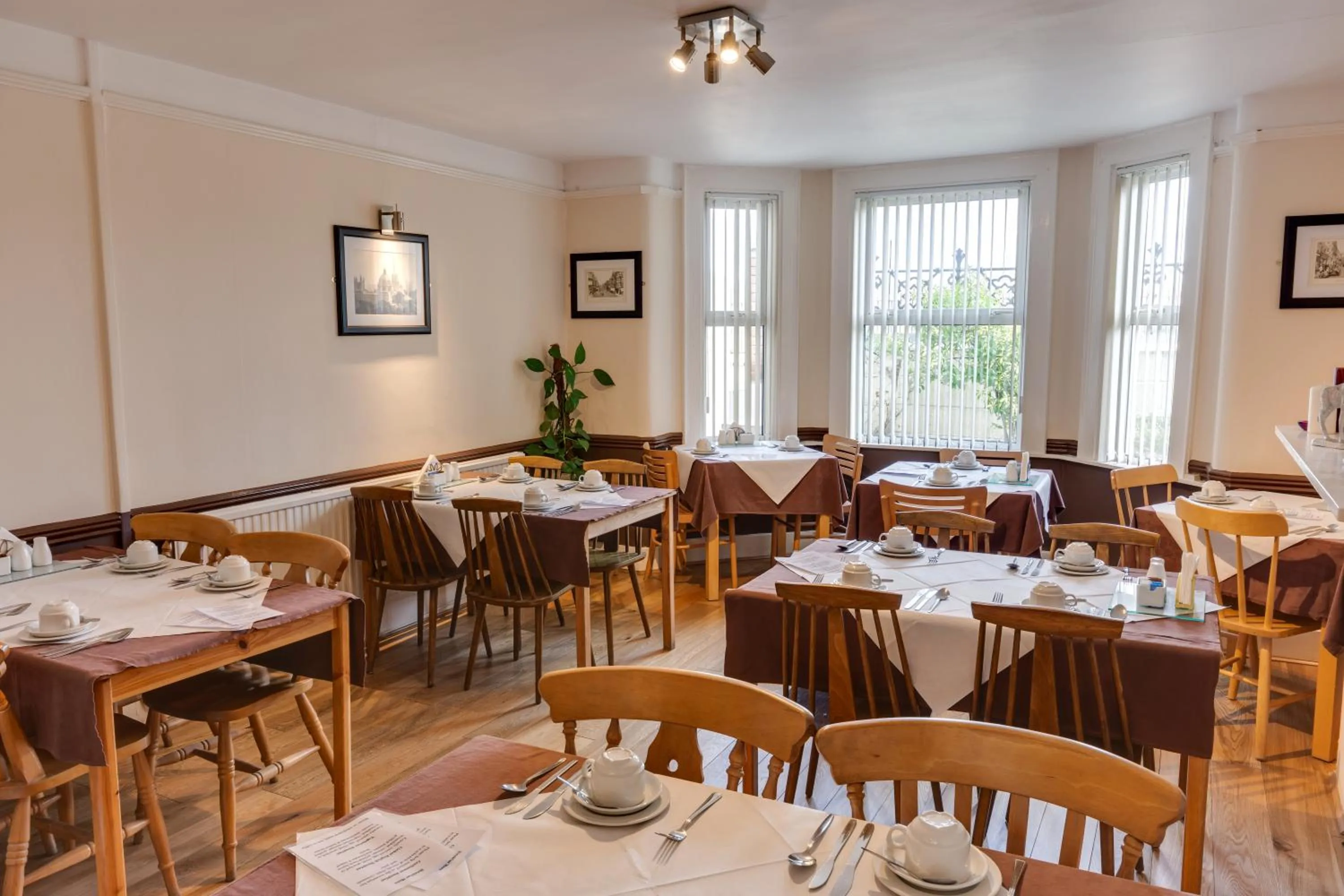 Restaurant/places to eat in The Sportsview Guest House