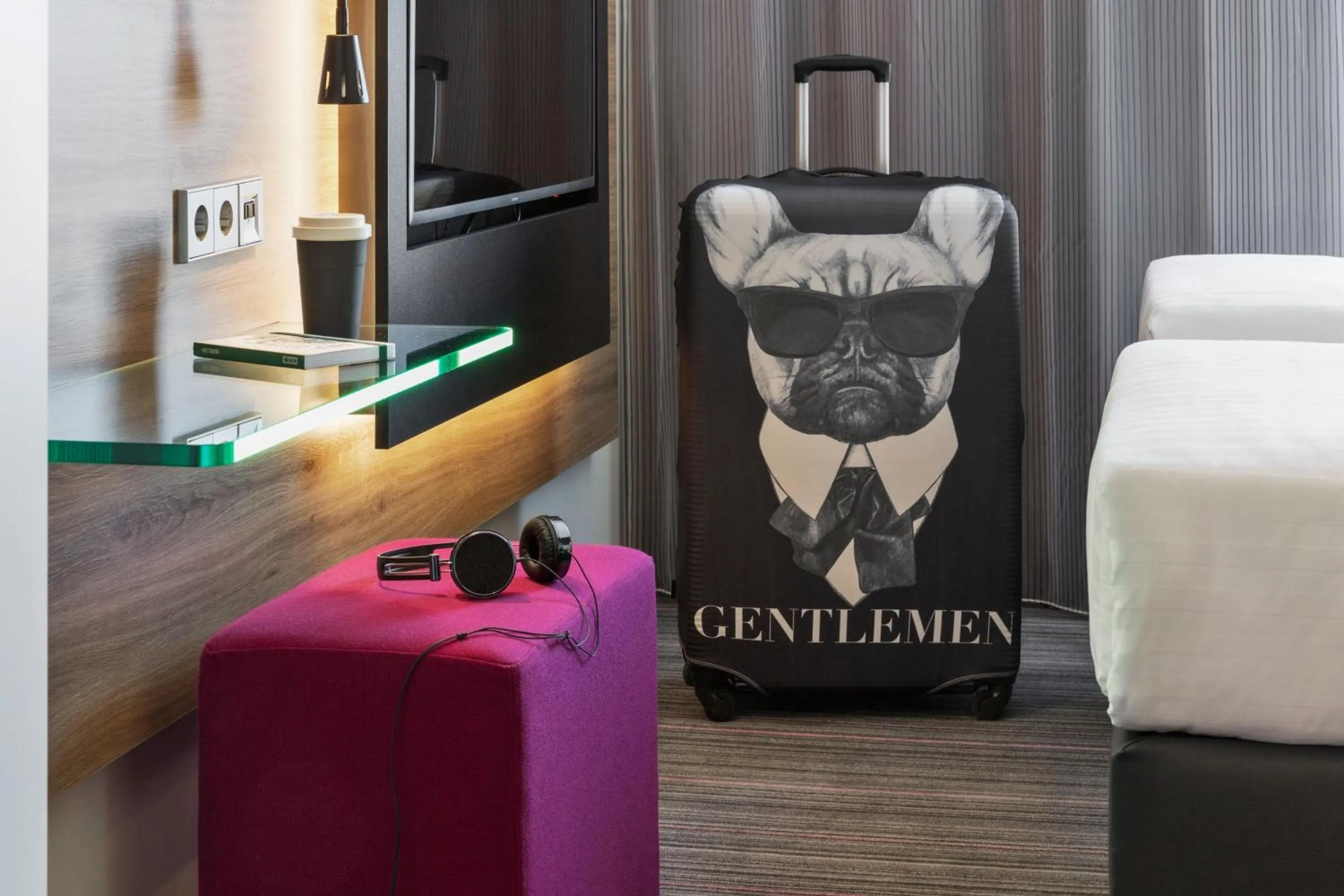 Photo of the whole room, Bed in Moxy Copenhagen Sydhavnen