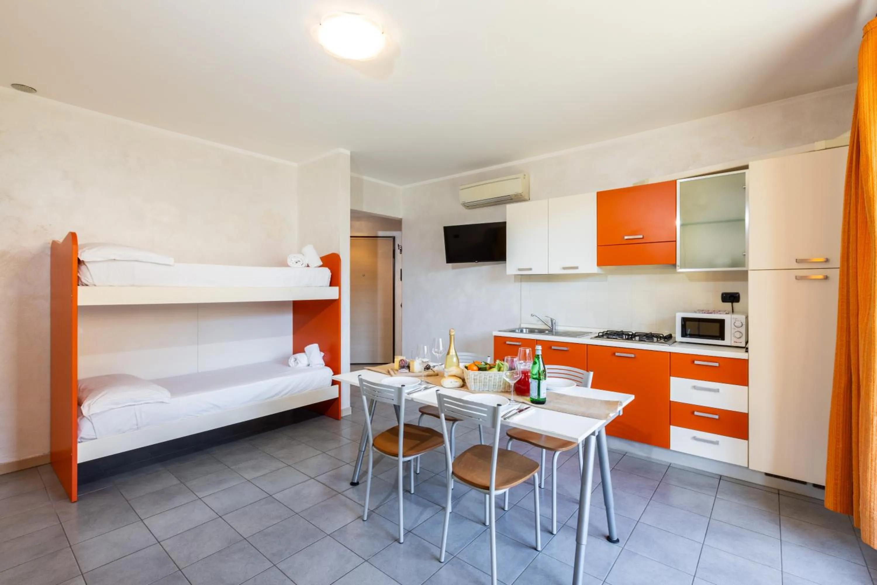 TV and multimedia, Bed in Spluga "Relax & Apartaments" by Alfio Colombo