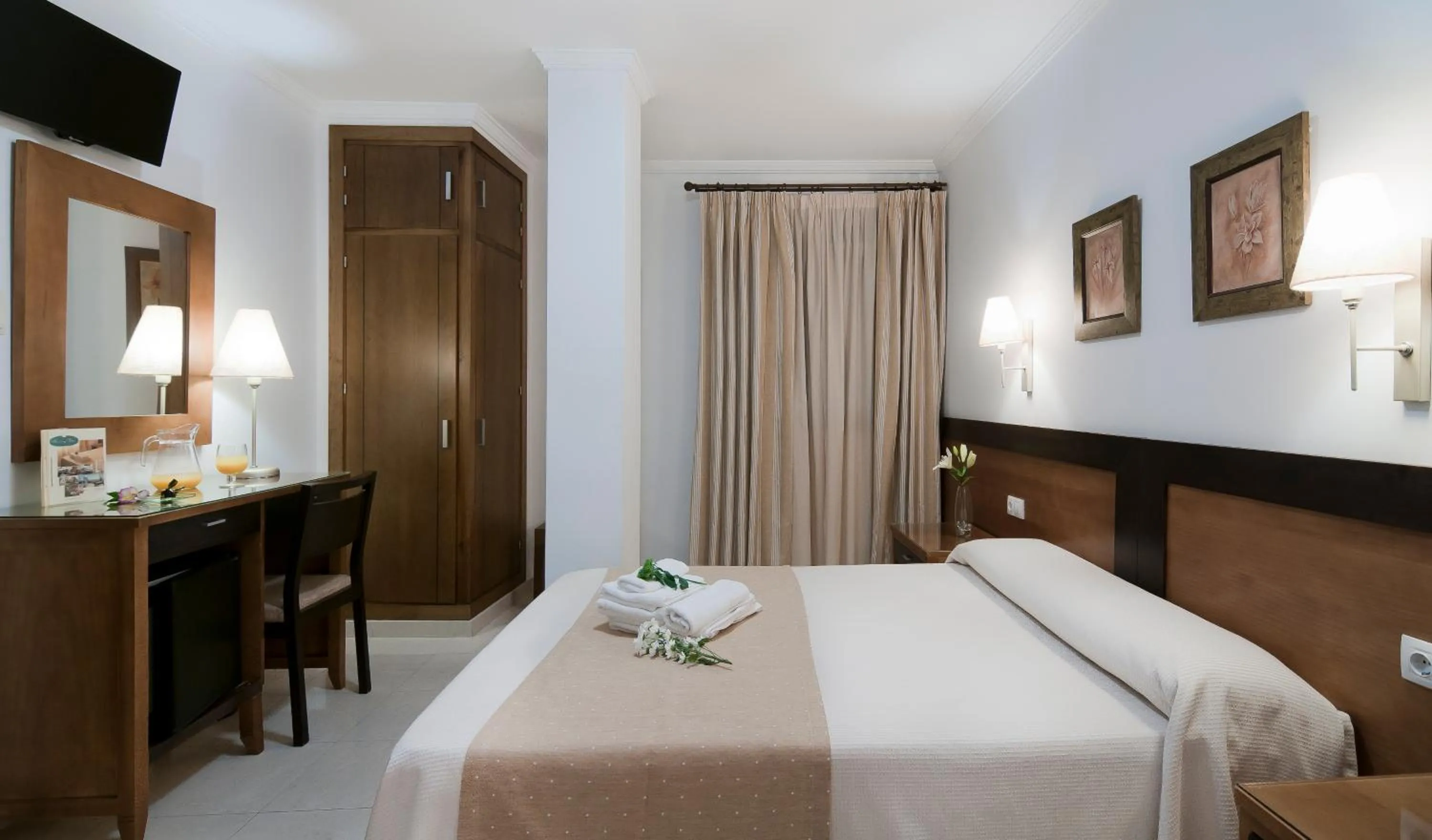 Photo of the whole room, Bed in Hotel Restaurante Blanco y Verde