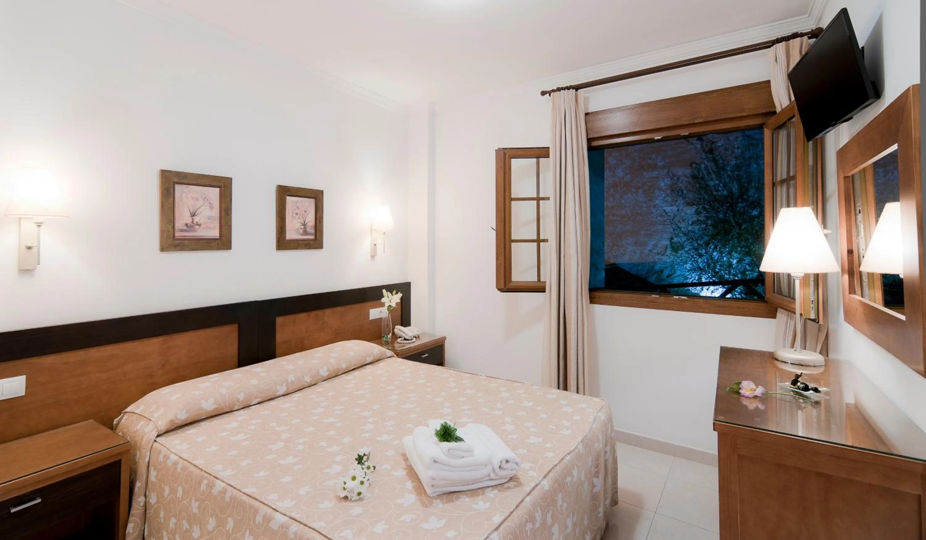 Photo of the whole room, Bed in Hotel Restaurante Blanco y Verde