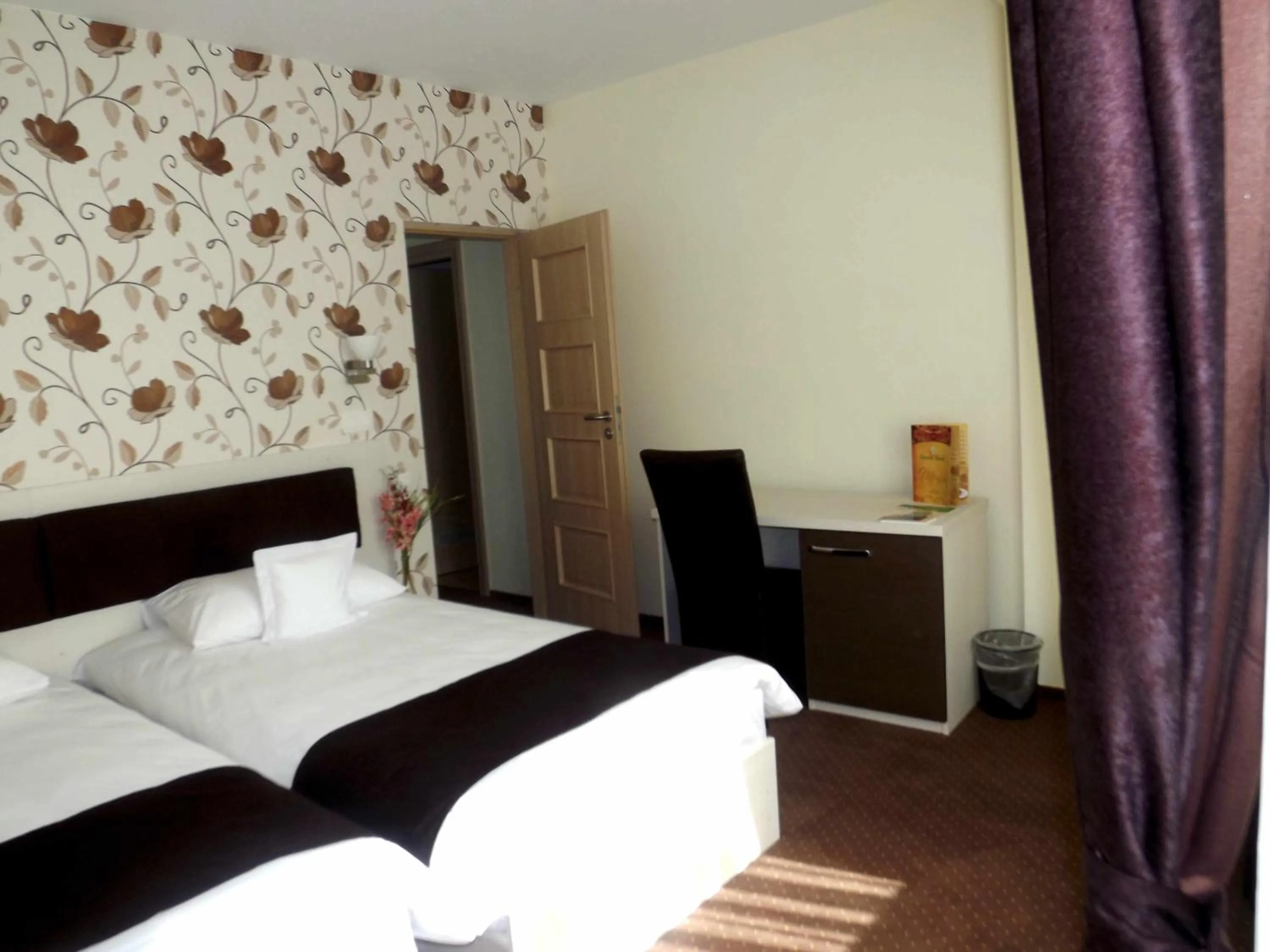 Photo of the whole room, Bed in West Plaza Hotel