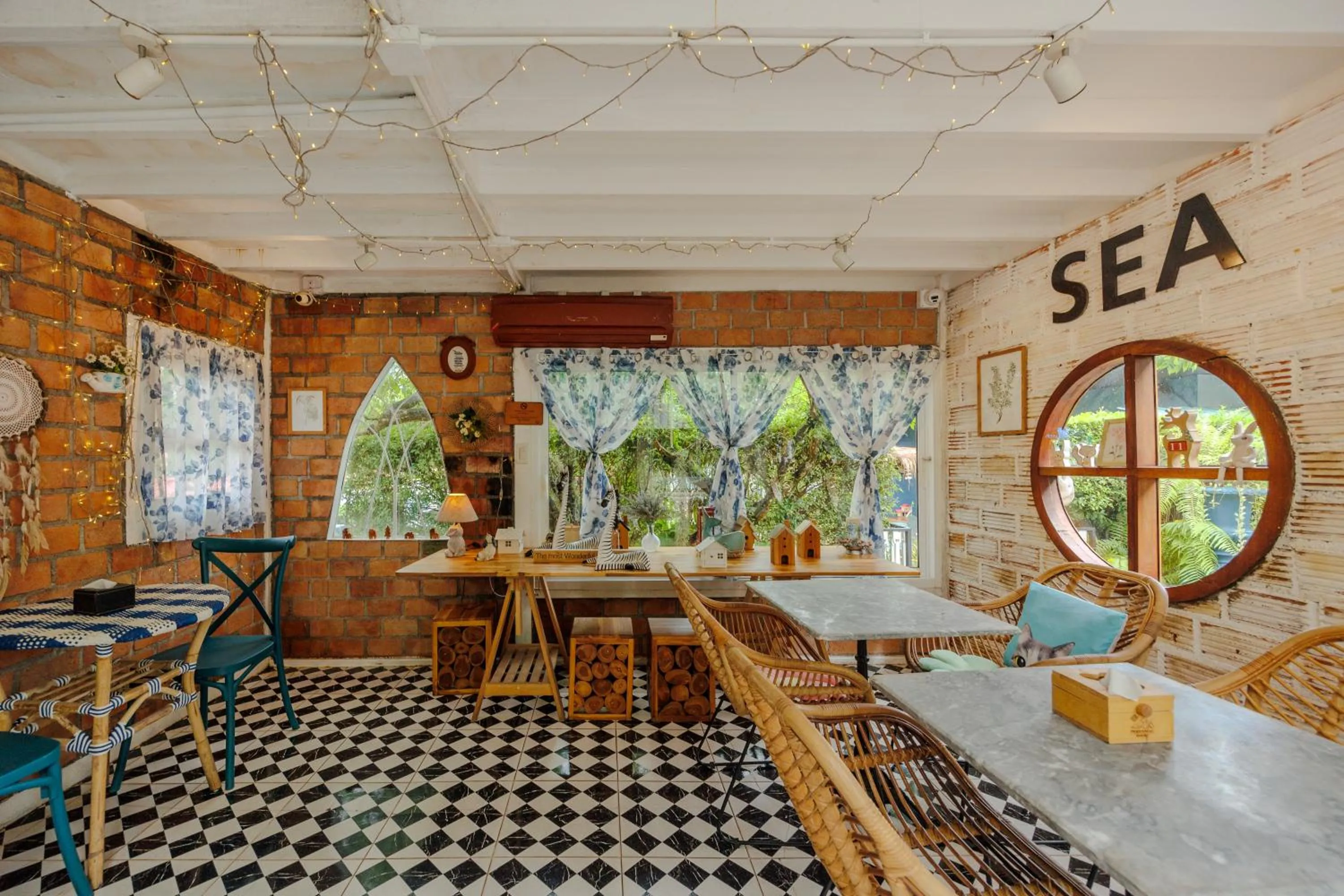 Restaurant/places to eat in Perennial Resort