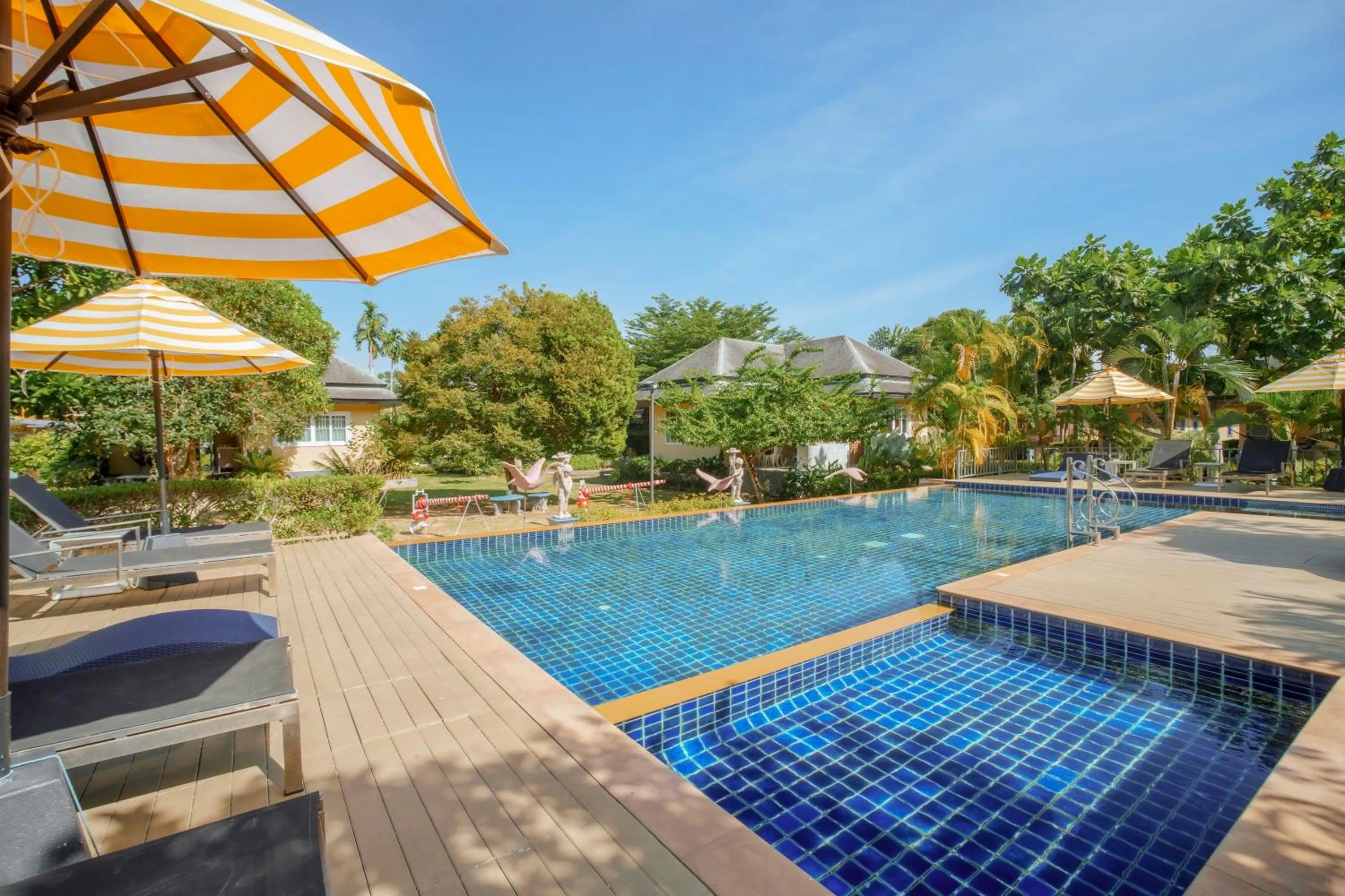 Swimming pool in Perennial Resort