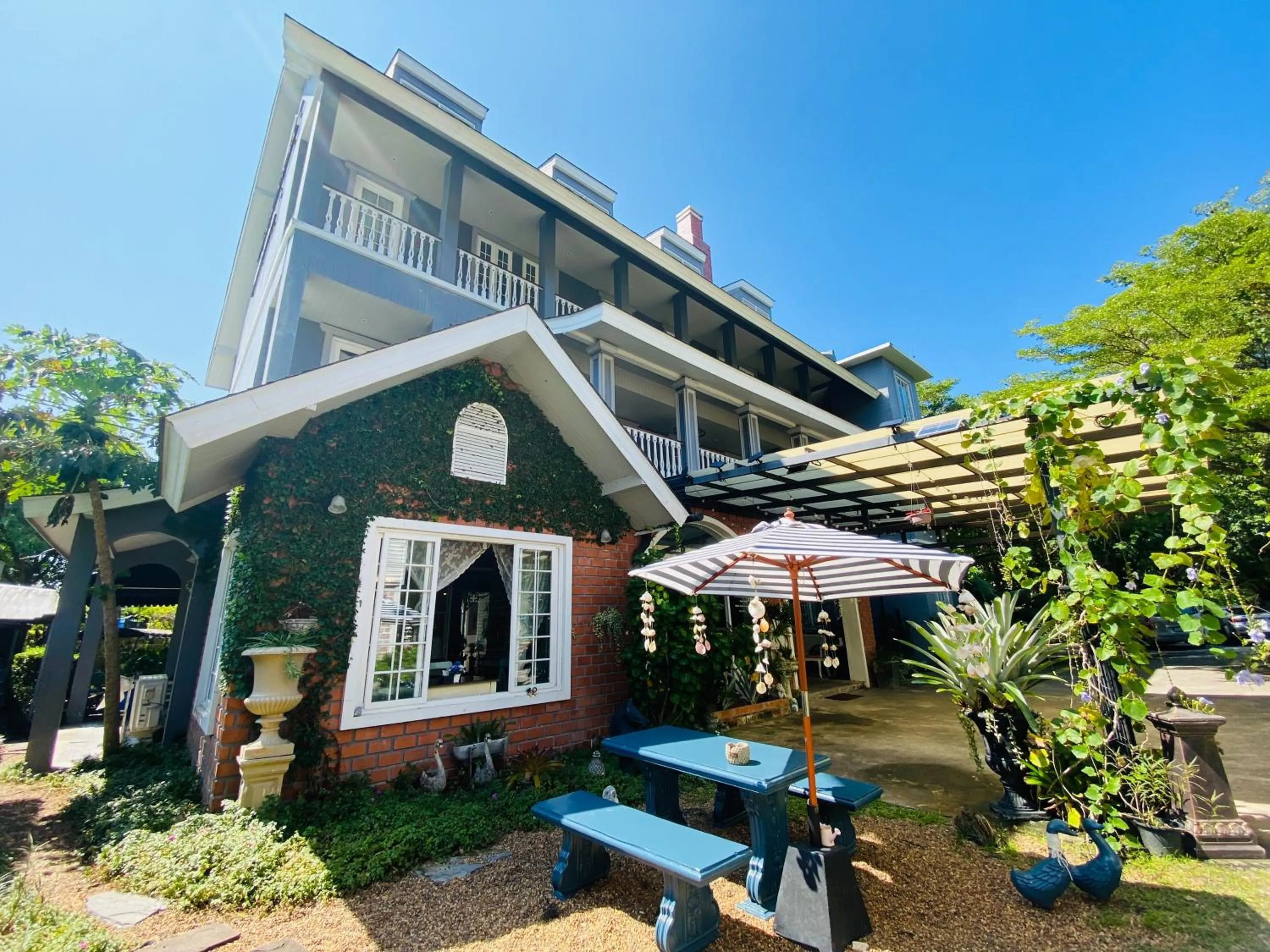 Lobby or reception in Perennial Resort