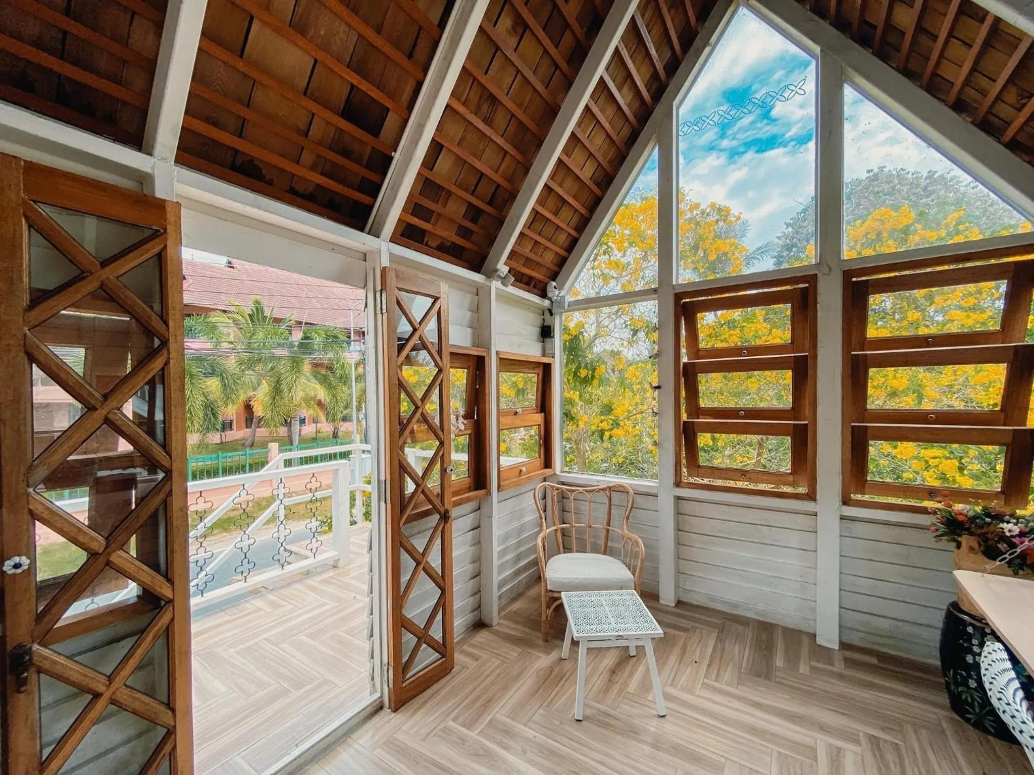 Restaurant/places to eat in Perennial Resort