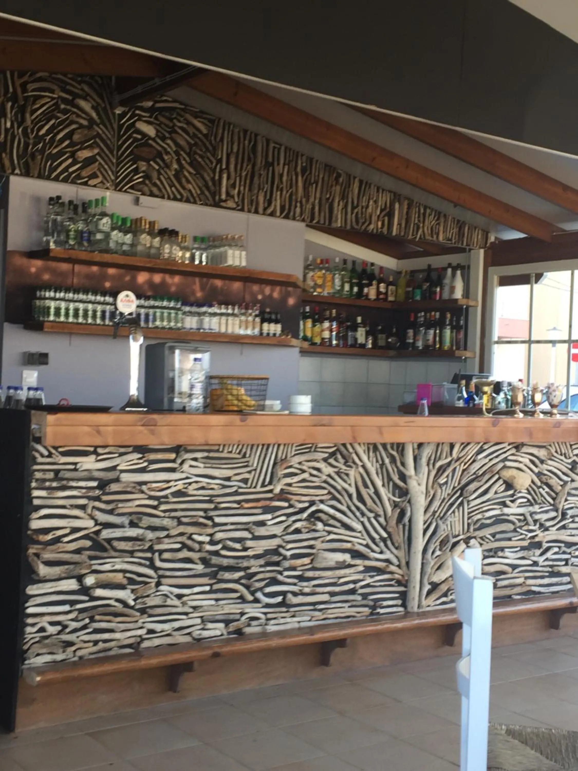 Restaurant/places to eat in Nitsa Rooms