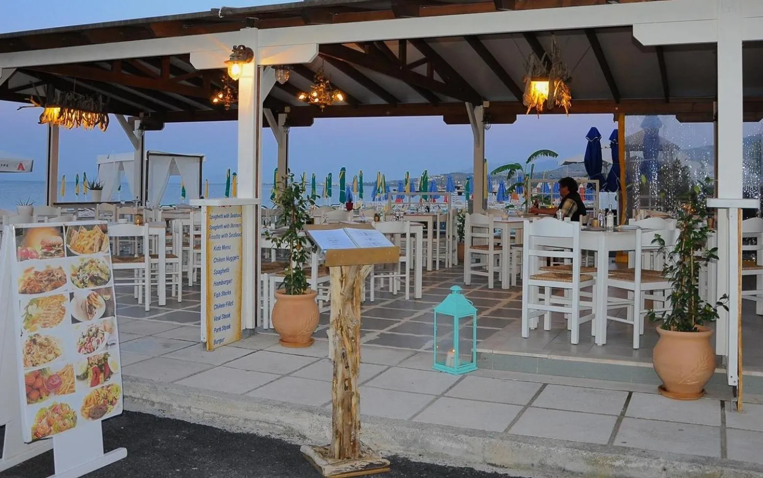 Restaurant/places to eat in Nitsa Rooms