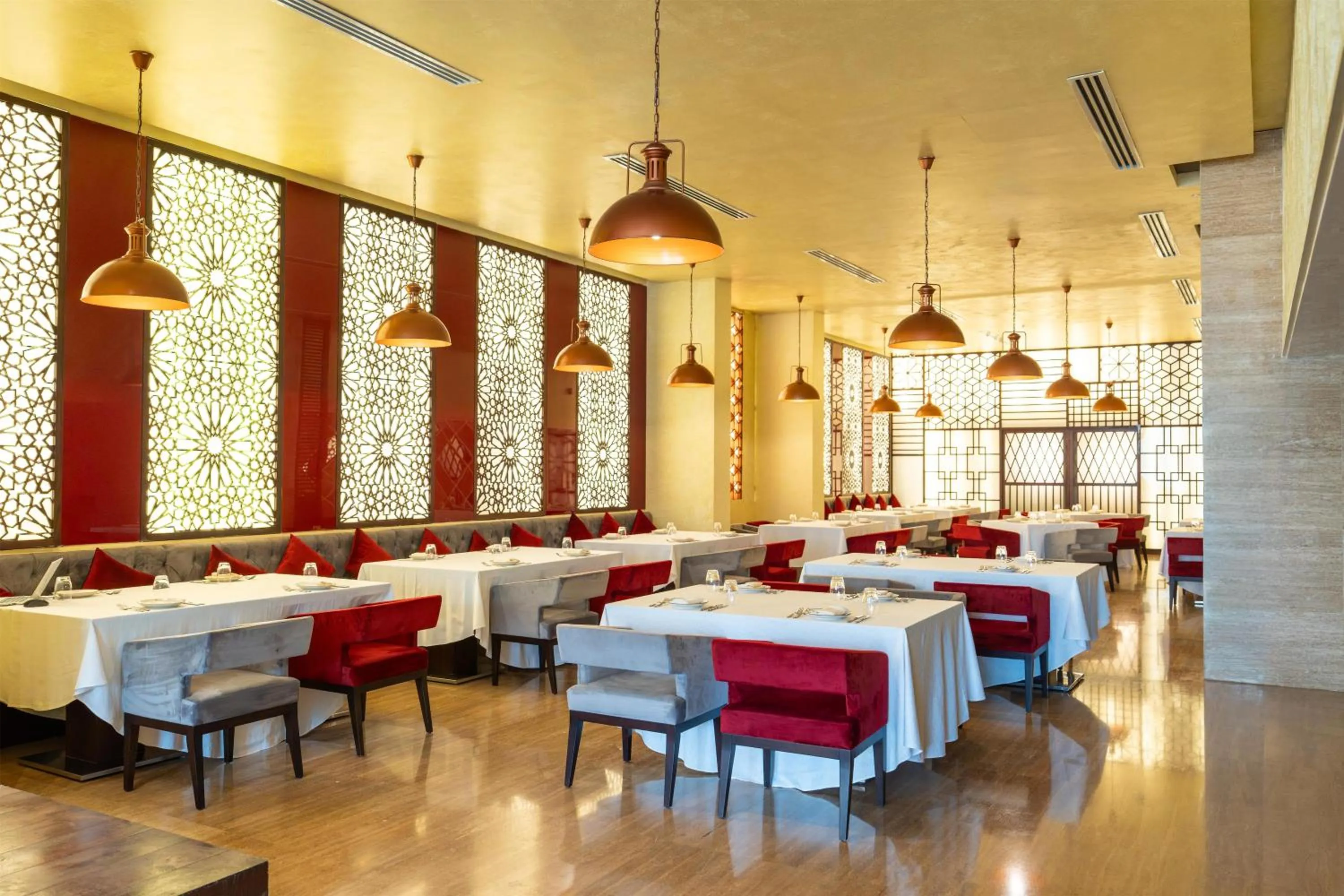 Restaurant/places to eat in Radisson Hotel Muscat Panorama