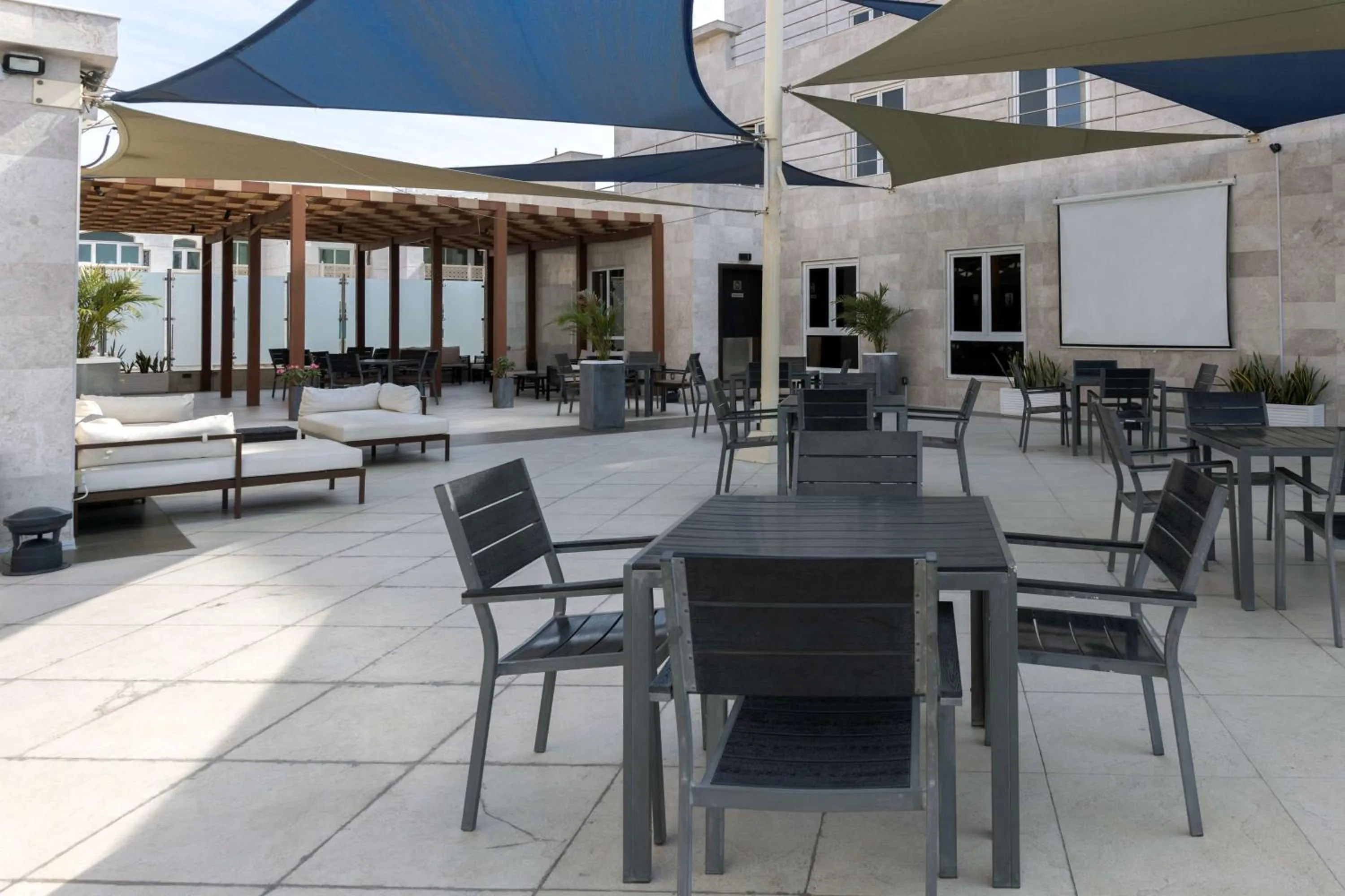 Lounge or bar in Radisson Hotel Muscat Panorama