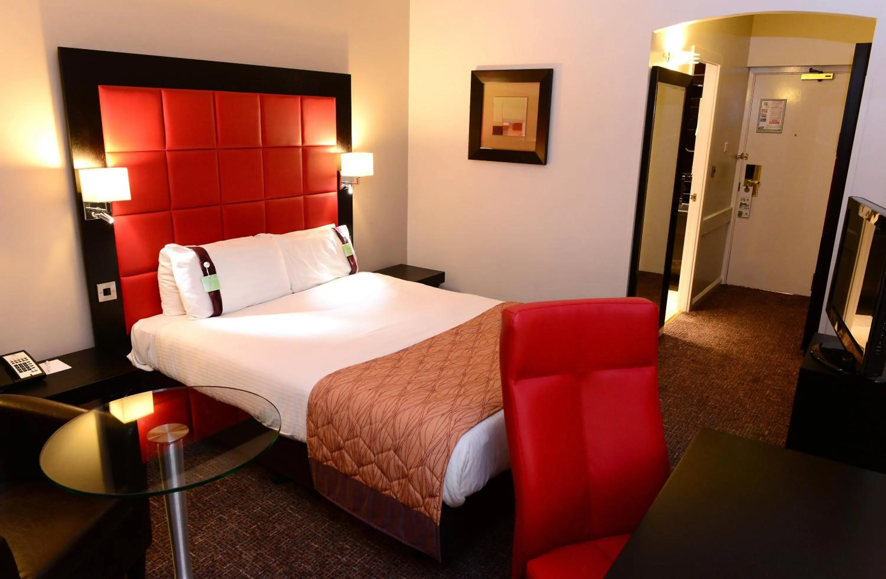 Photo of the whole room, Bed in Holiday Inn Telford Ironbridge by IHG