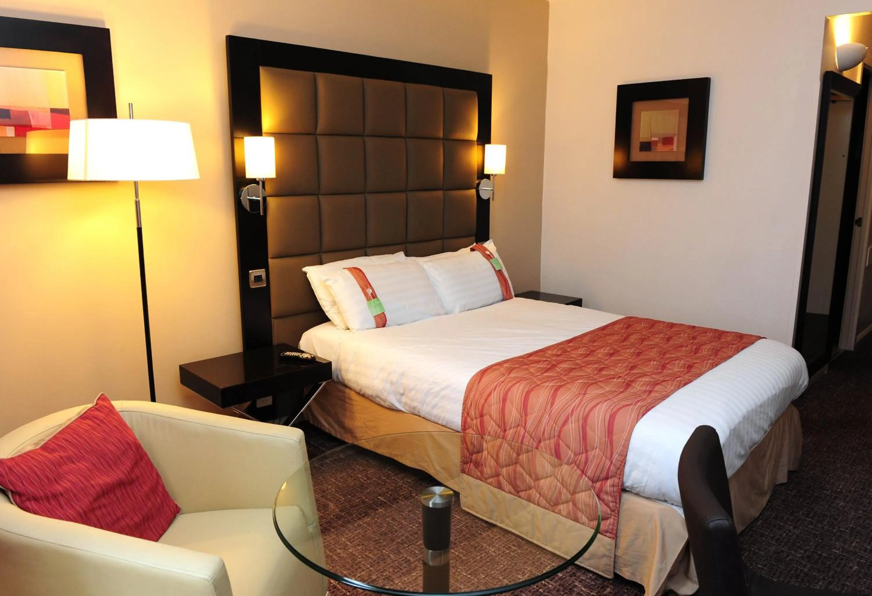 Photo of the whole room, Bed in Holiday Inn Telford Ironbridge by IHG